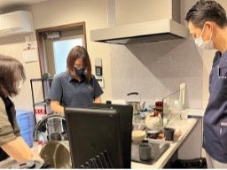 当社看護師が介護現場の様子を見学する機会も積極的に設けている。