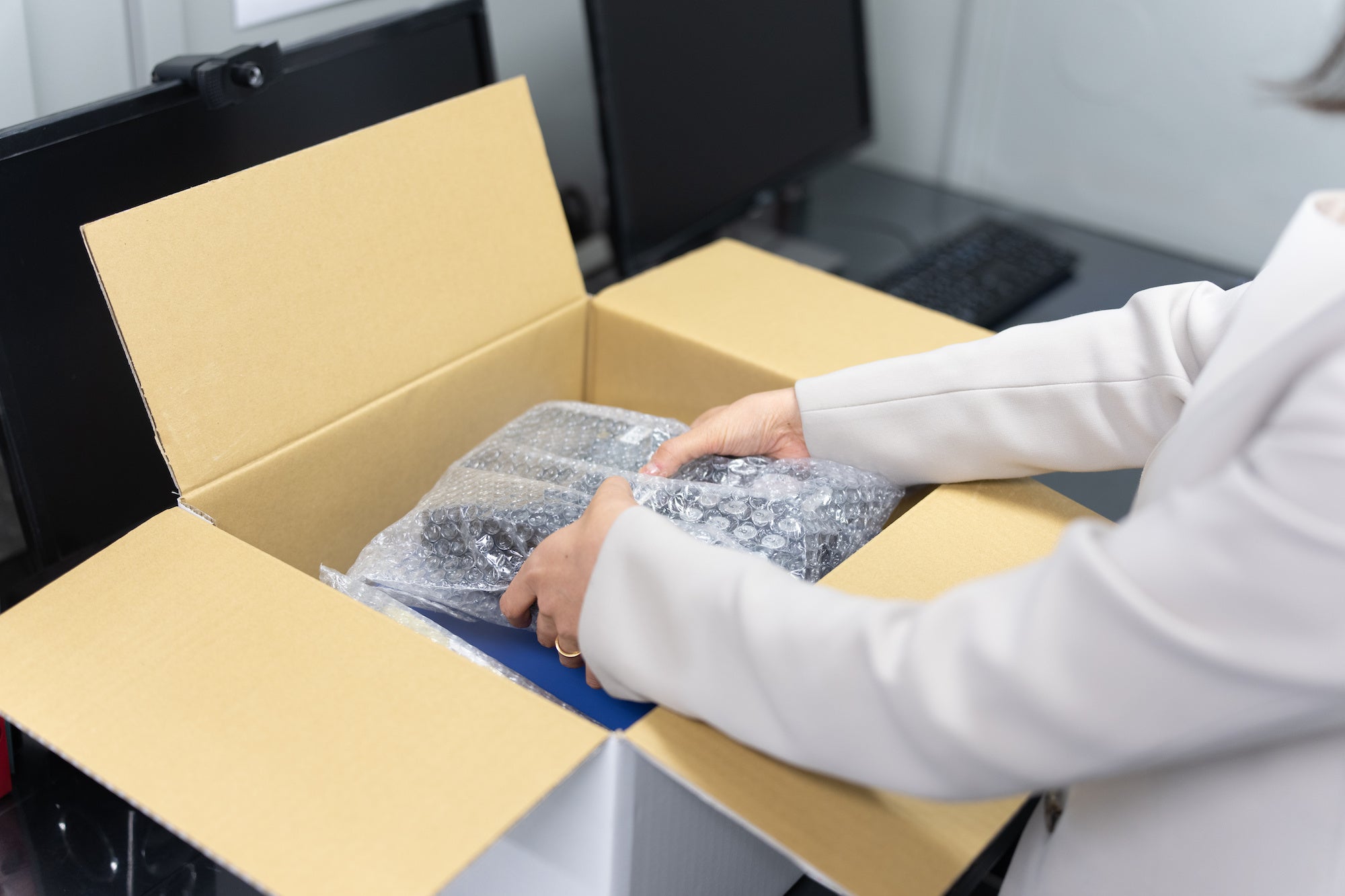 ③抗菌したい物を梱包し発送