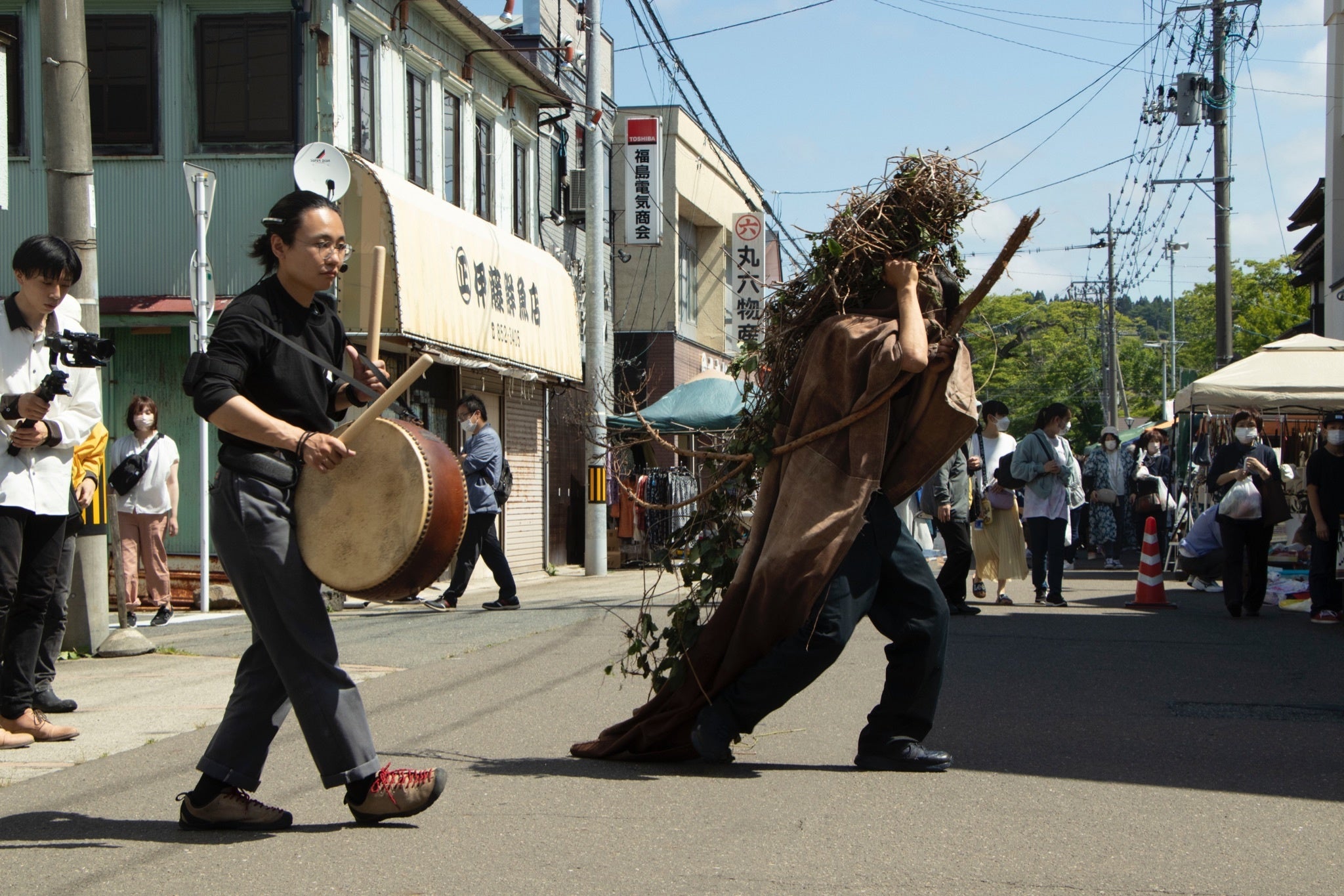秋田県五城目町の朝市に出没する獅子舞①
