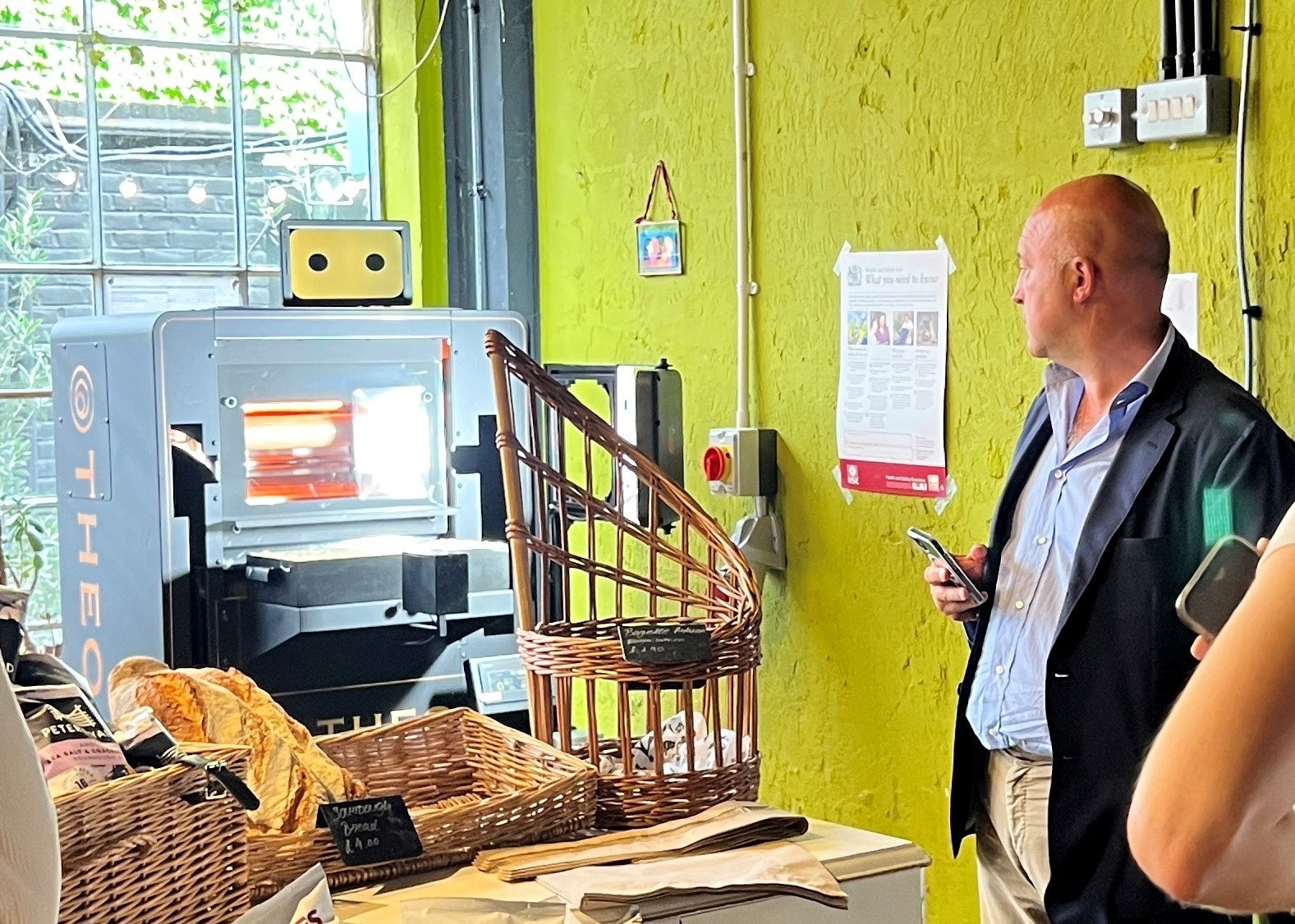 メルカートメトロポリターノにあるTHEOとアンドレア ラスカ氏 ＠ロンドン THEOは2021年12月にJETROの補助金を使ってロンドンへ修行に出ました。カムデンマーケットで実証実験を経て、その後MMへ修行先を移しました。現在はMMパーク店にて修行中。