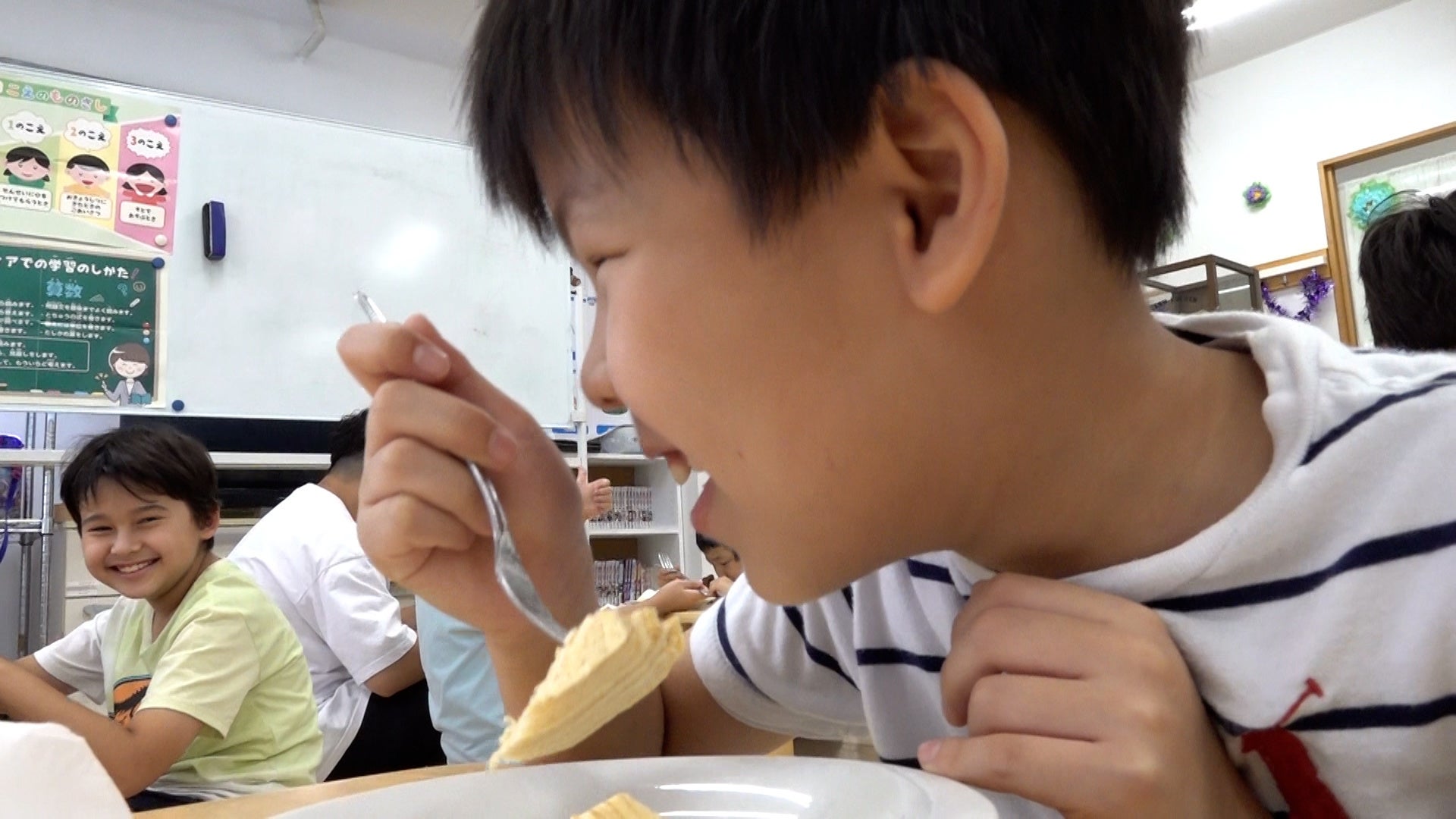 ①ユーハイムサンタがお届け！HAPPYスイーツタイム