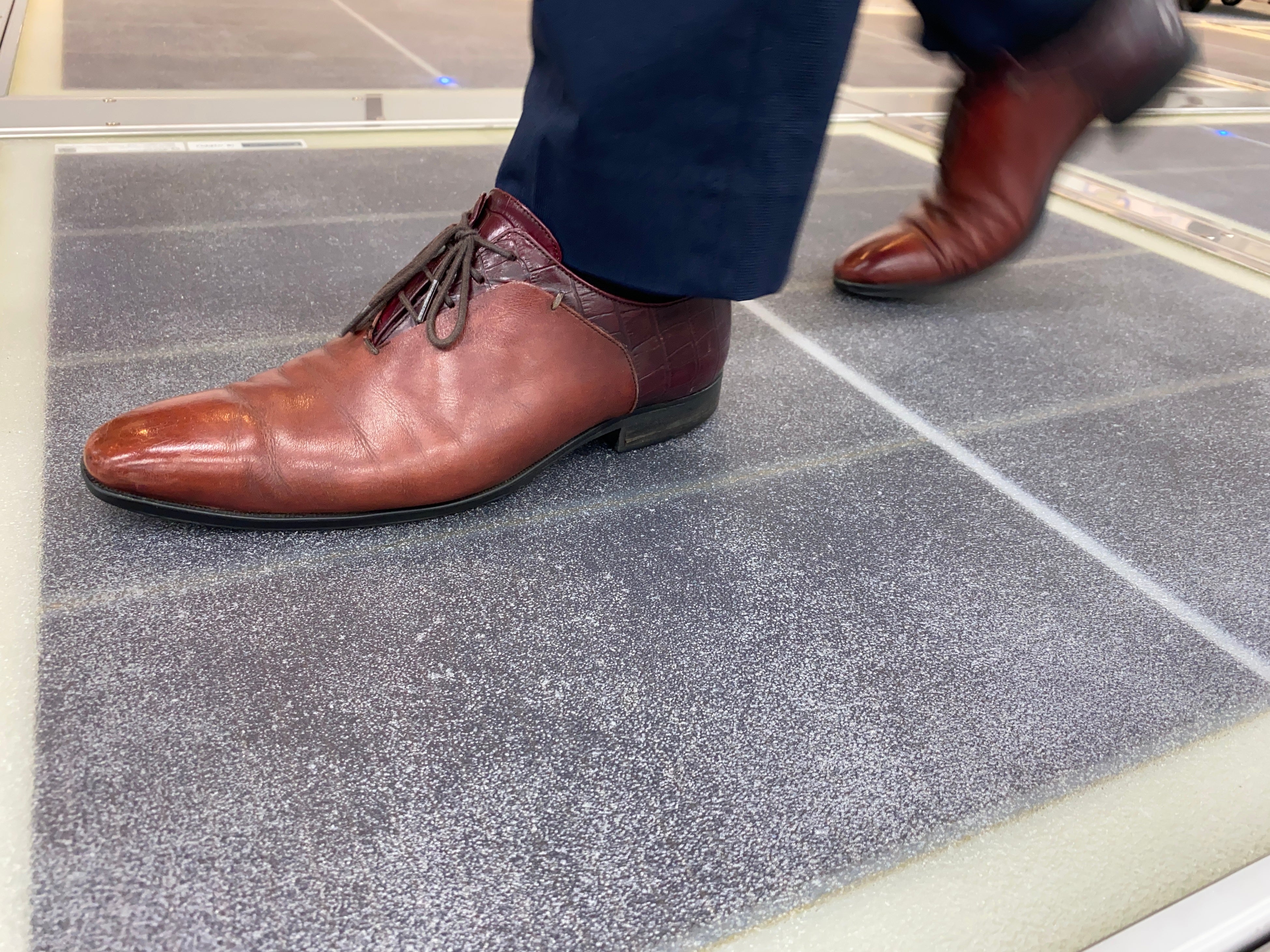 太陽光路面発電パネル「Solar Mobiway（ソーラーモビウェイ）」