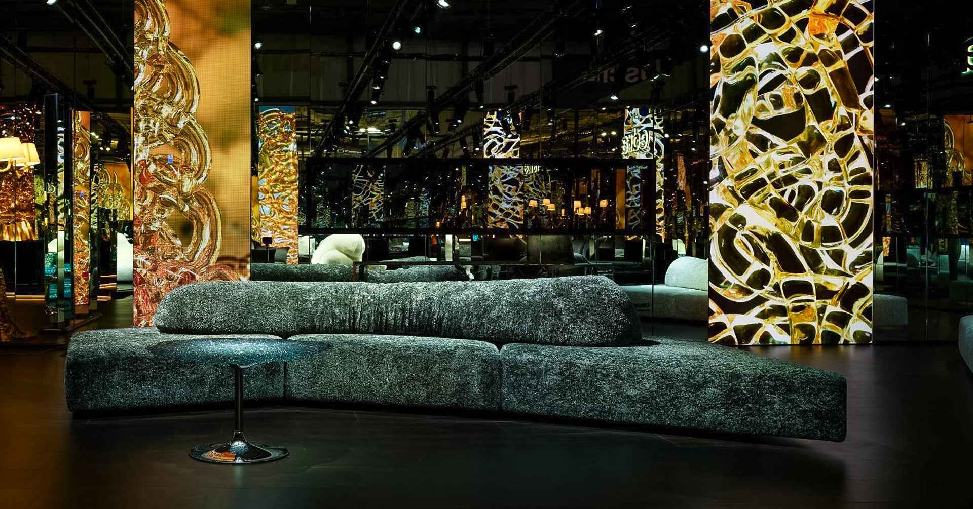 最高級オーダーインテリア似顔絵 日本初の路面旗艦店】イタリアのハイエンド家具「Edra」、南青山に