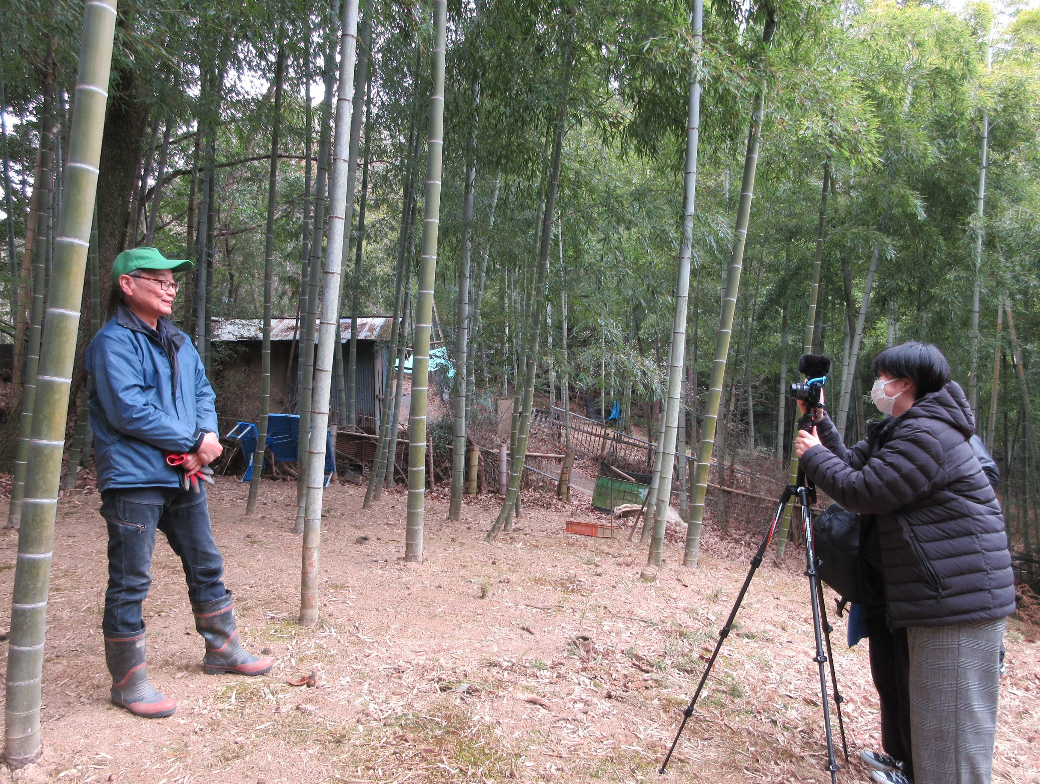 生産者を取材する学生