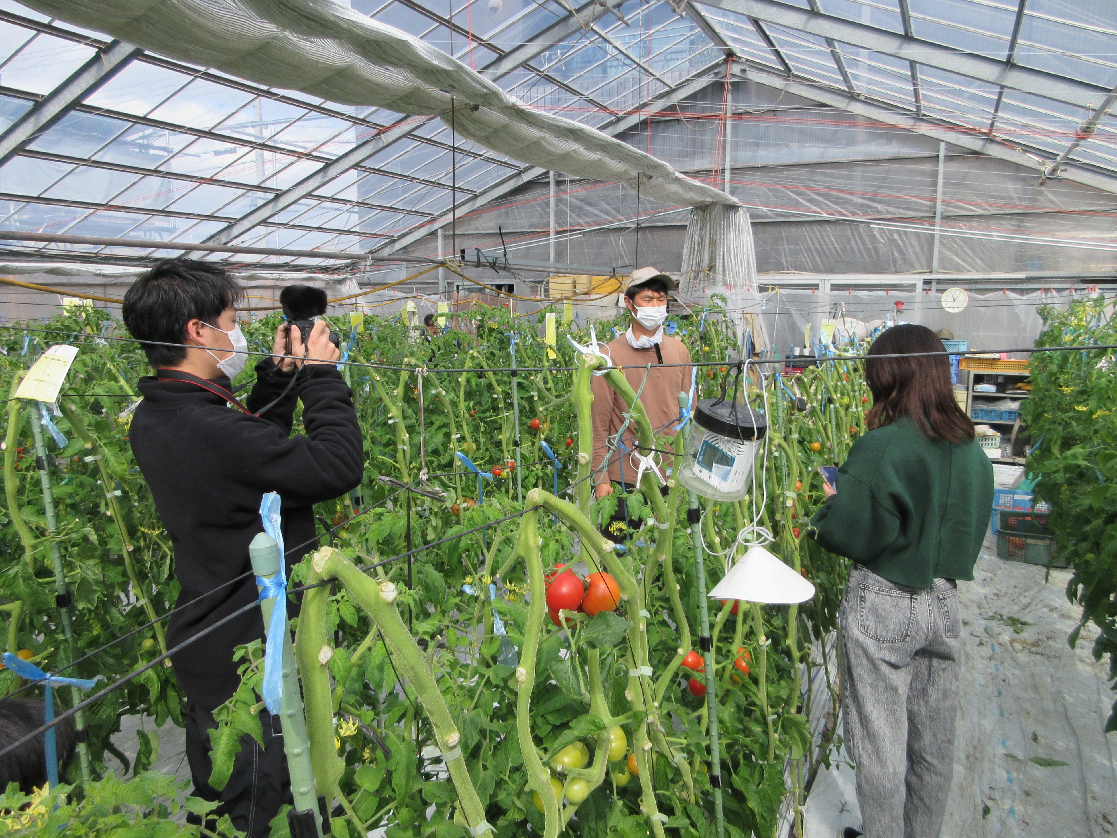 生産者を取材する学生