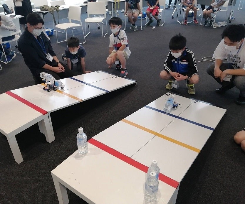 会場となる総持寺キャンパスで行われた小学生向けSTEAM講座の様子