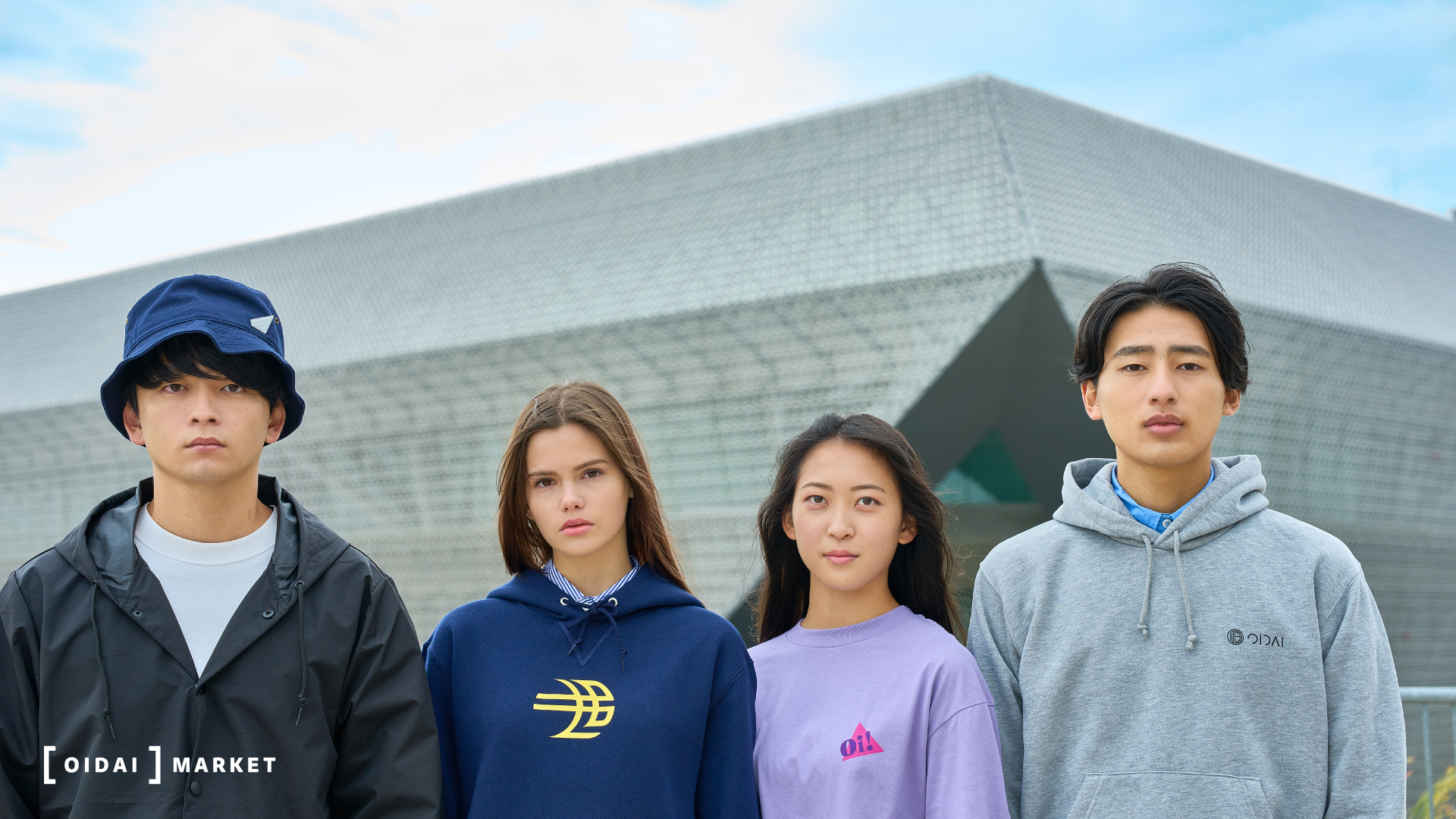 (左から：ハット・フードジャケット、パーカー、ロングTシャツ、パーカー)