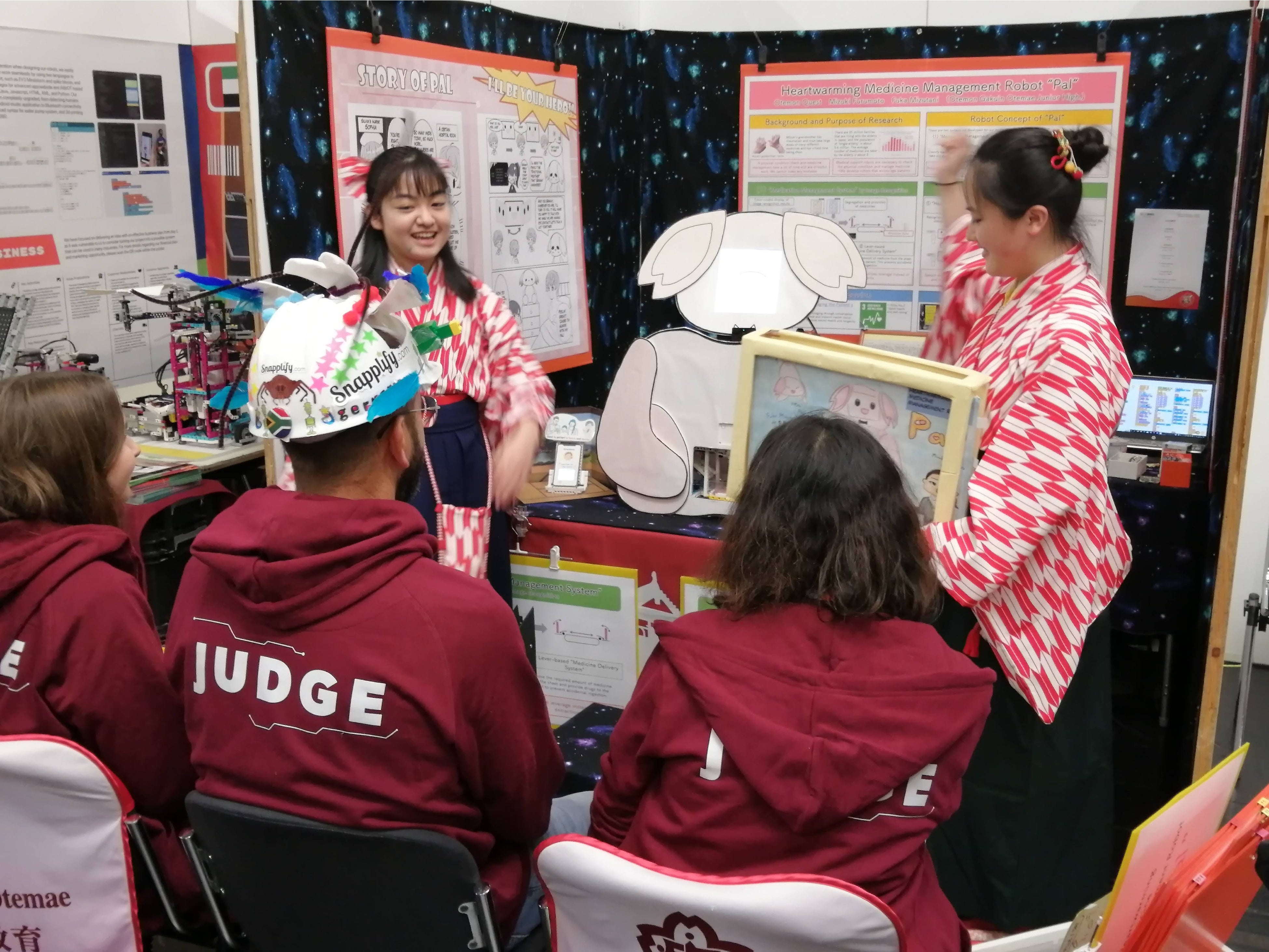 　　　　　　　　世界大会でプレゼンする生徒達