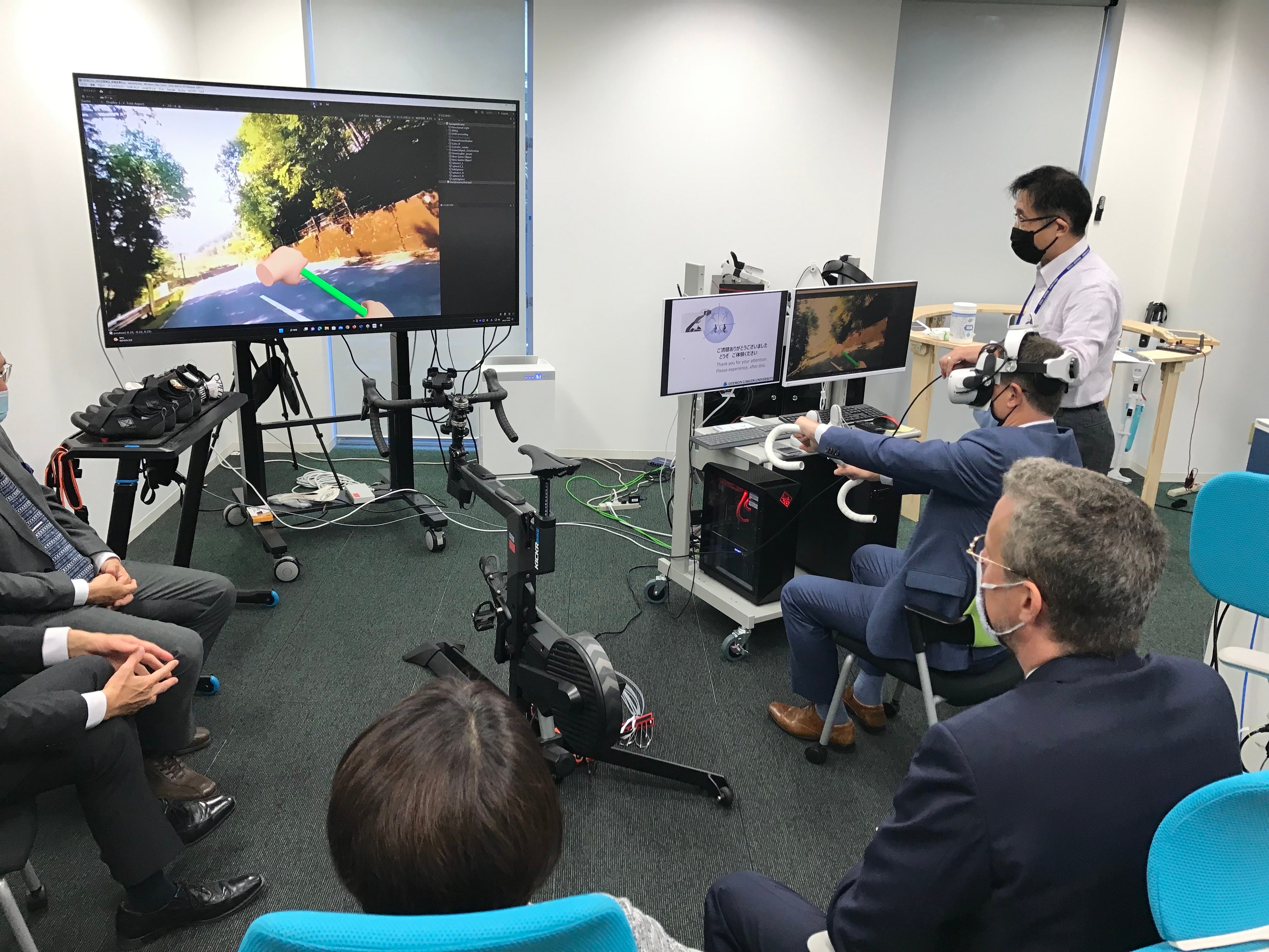 メタバース上でのヒューマンインターフェース実験を視察するラヴァル大学とケベック州政府の方々