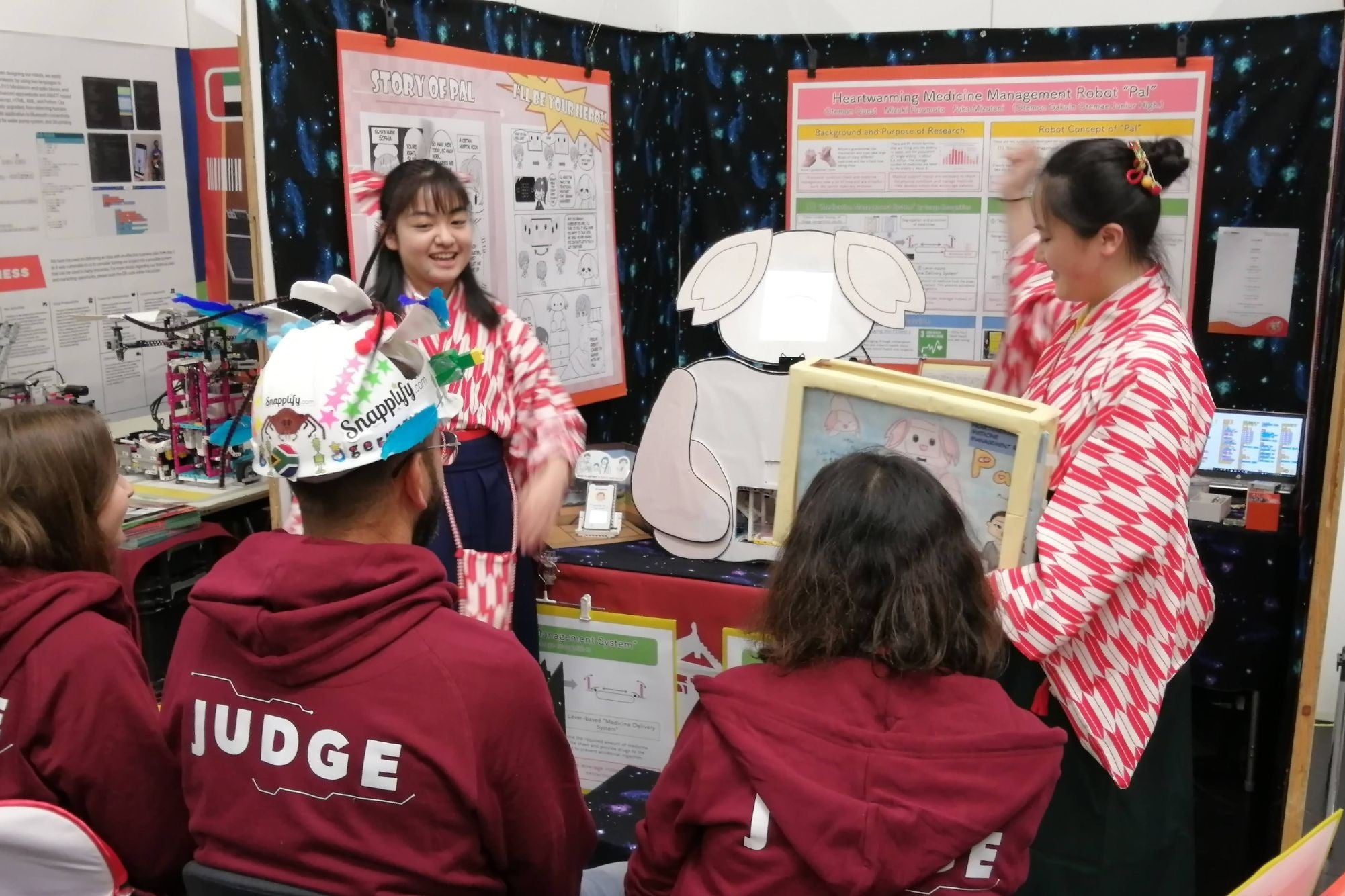 世界大会でプレゼンする生徒達