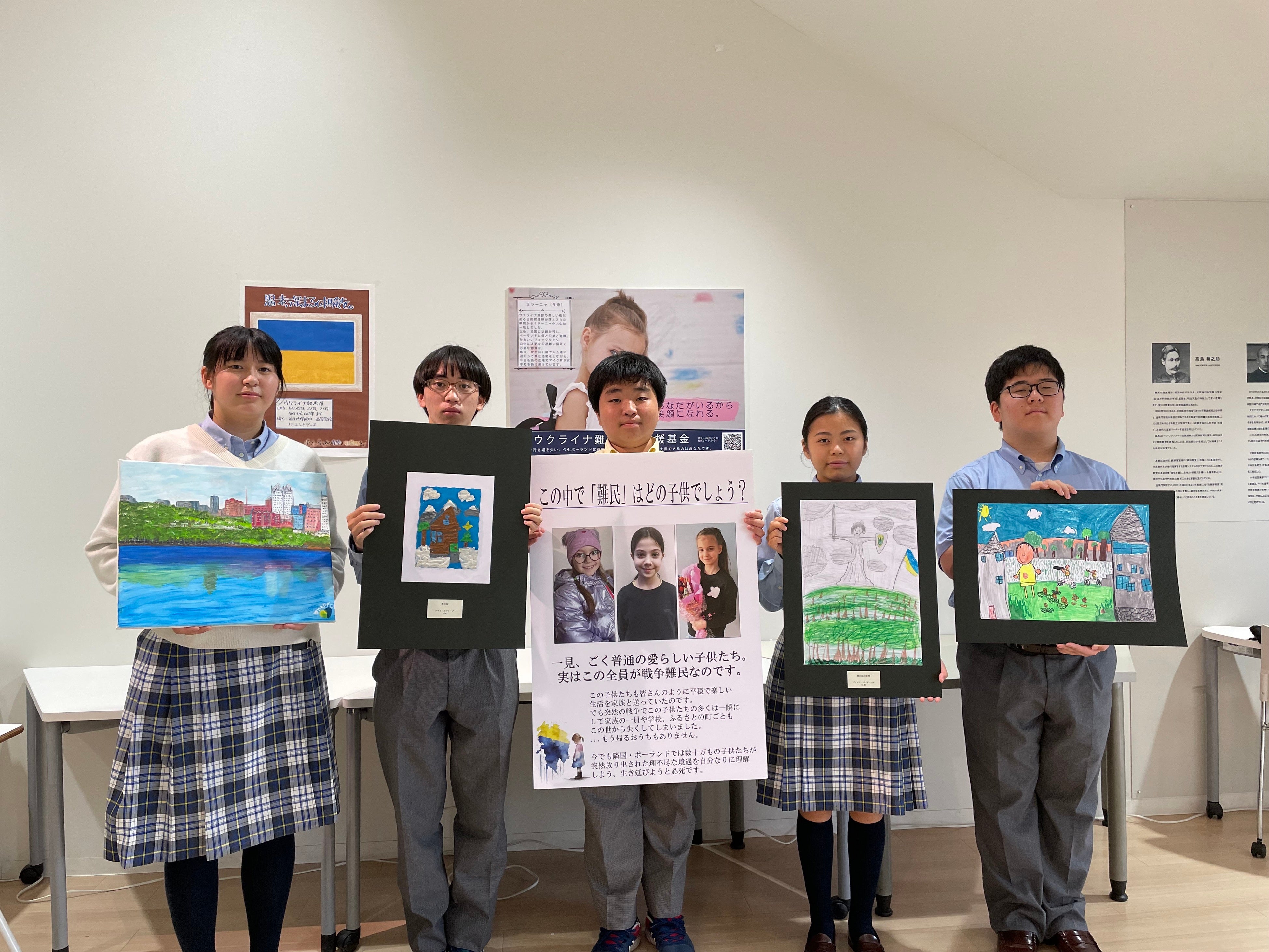 絵画展を企画した生徒たち