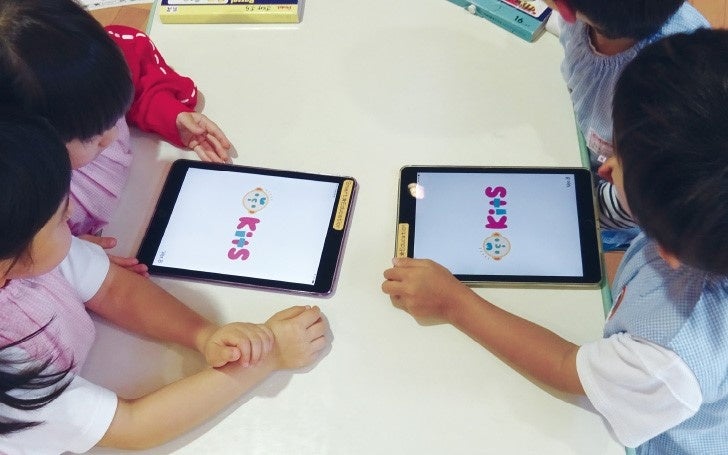 タブレットでデジタル教材を使う様子