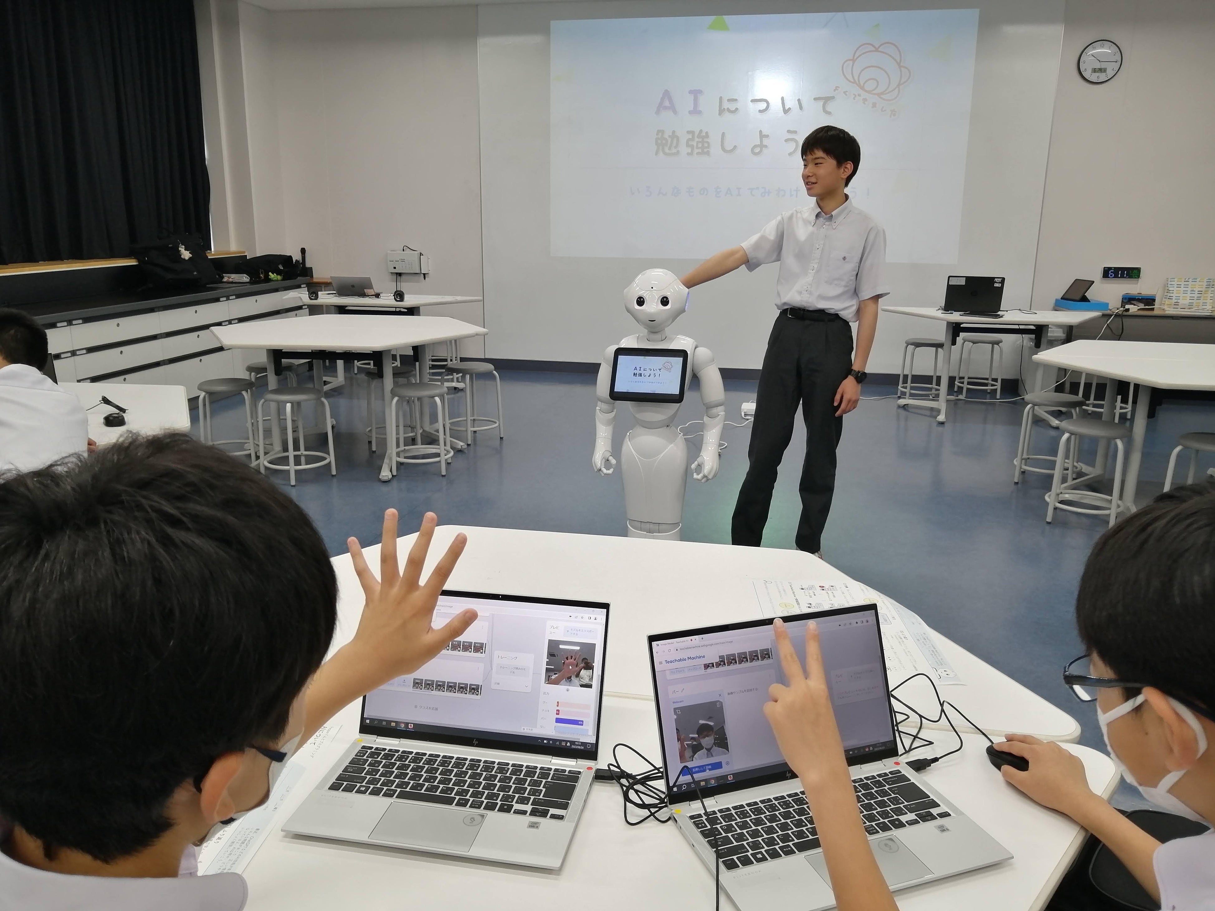 Pepperによる授業を準備する生徒ら