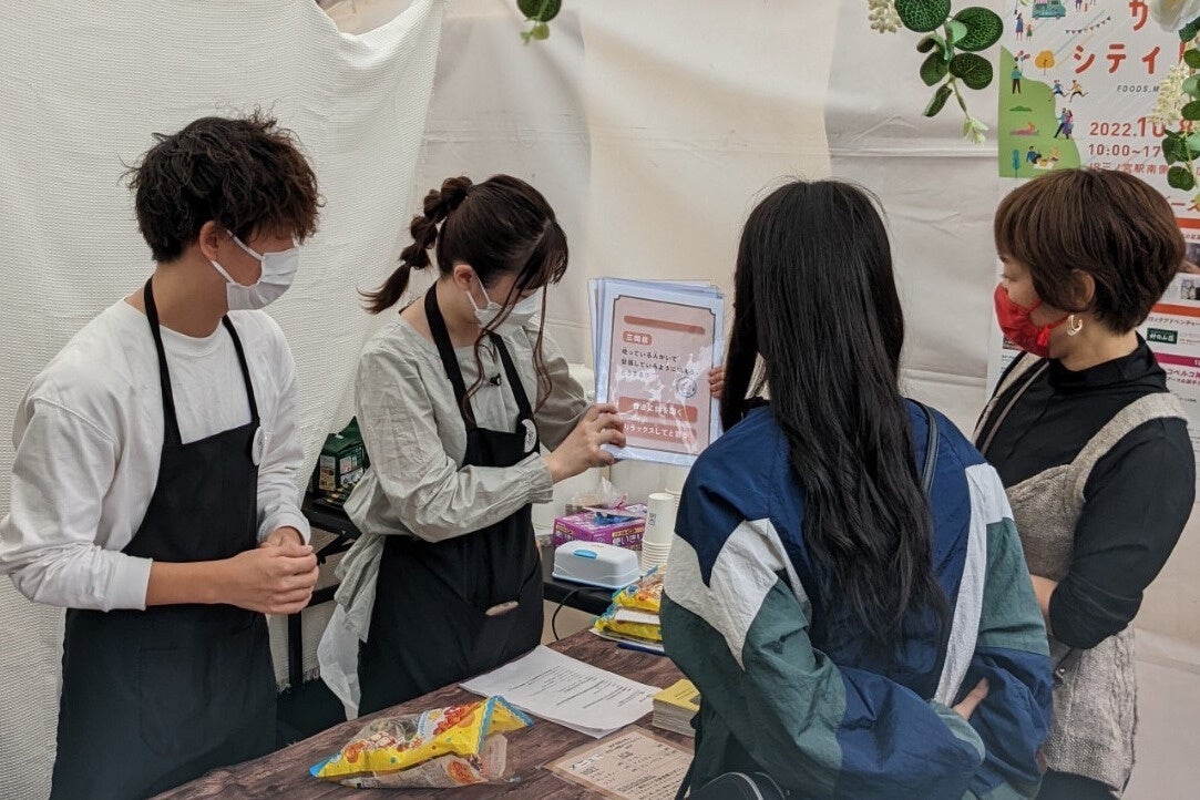 入店前に吃音症の説明を受けている様子