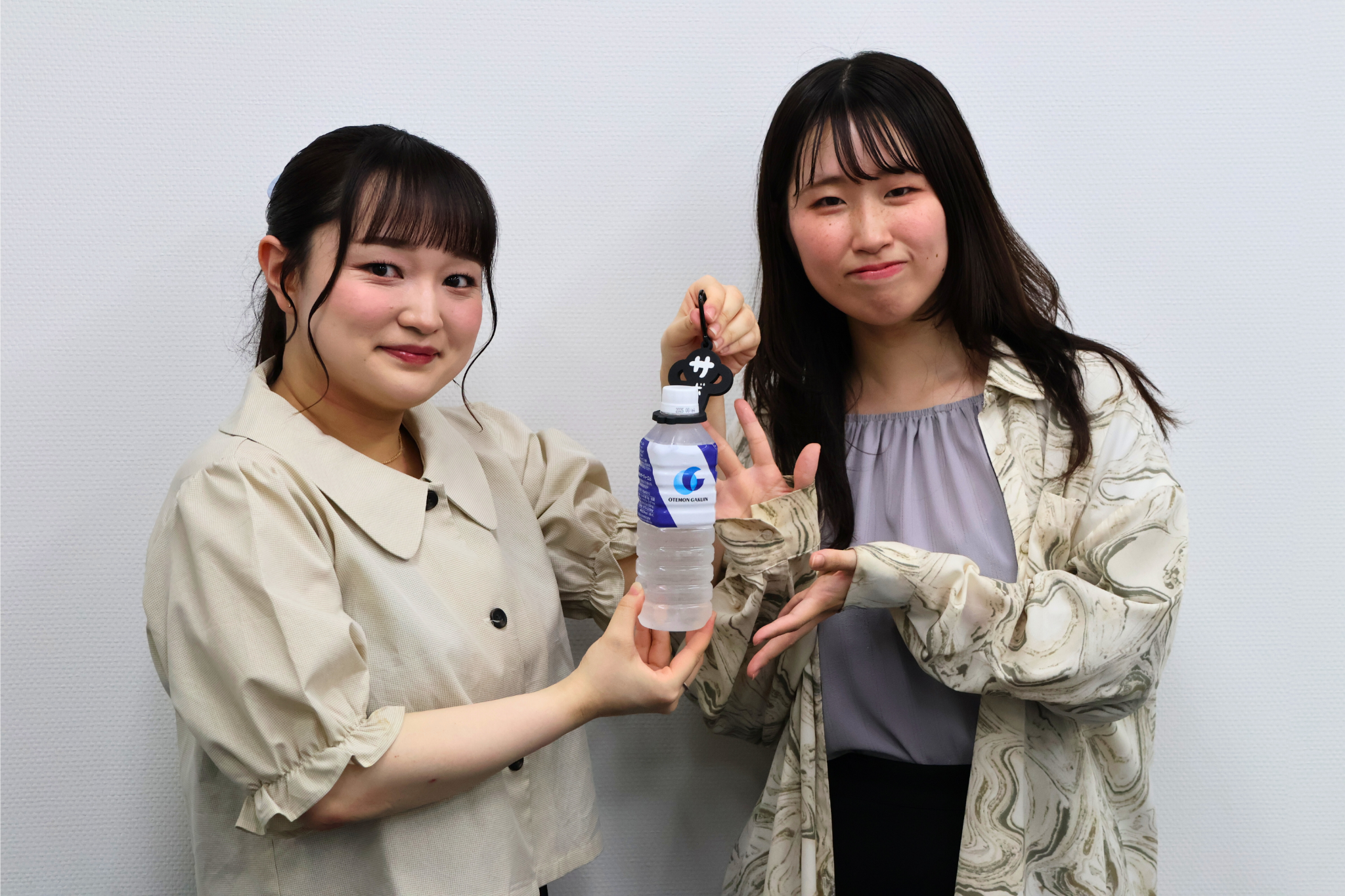 「水分サボらんサボロー」を考案した 木下梨理さん(左)、村上千尋さん(右)