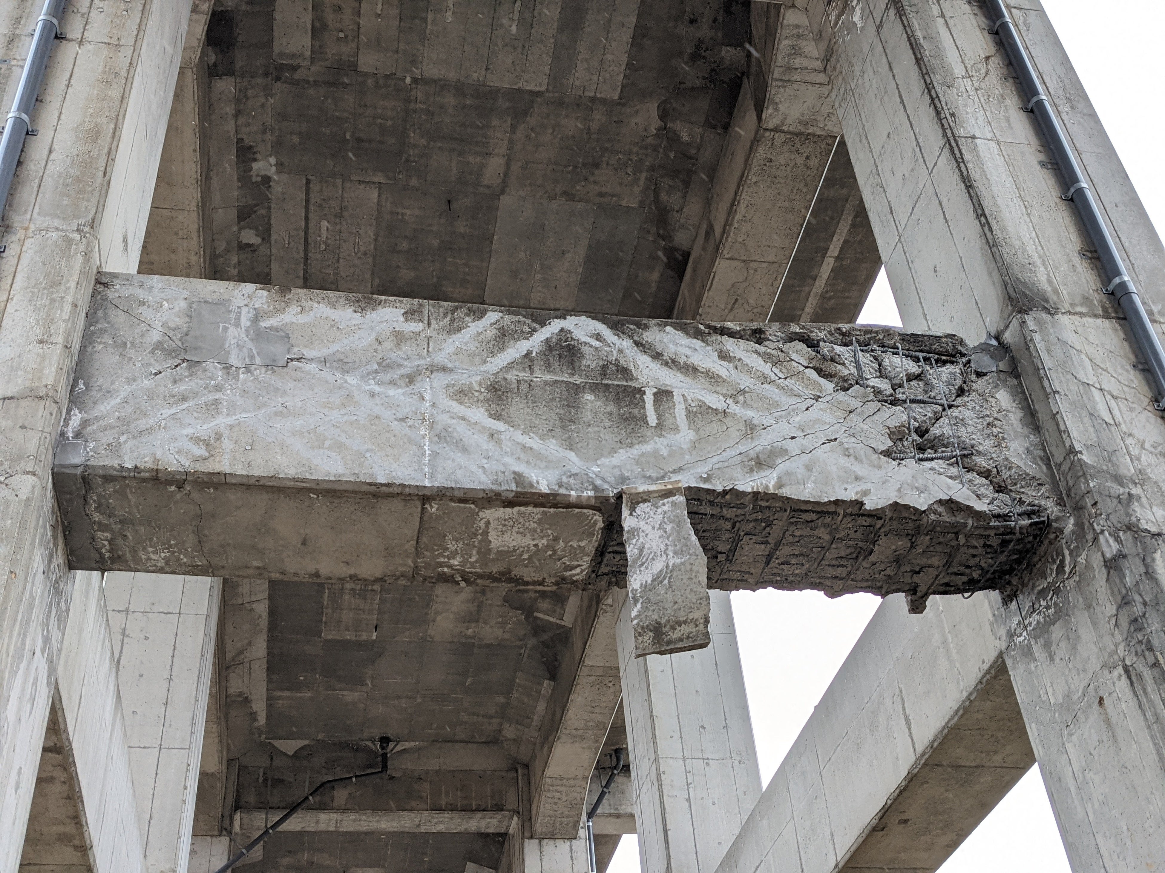 新幹線脱線現場付近の橋脚の様子