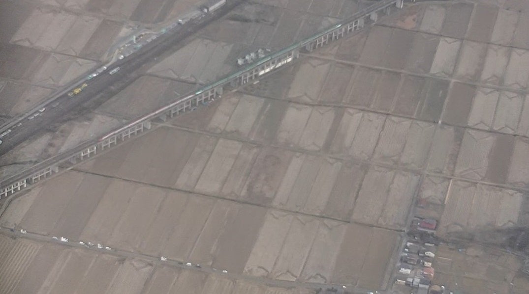 新幹線脱線現場をとらえた航空機からの空撮画像