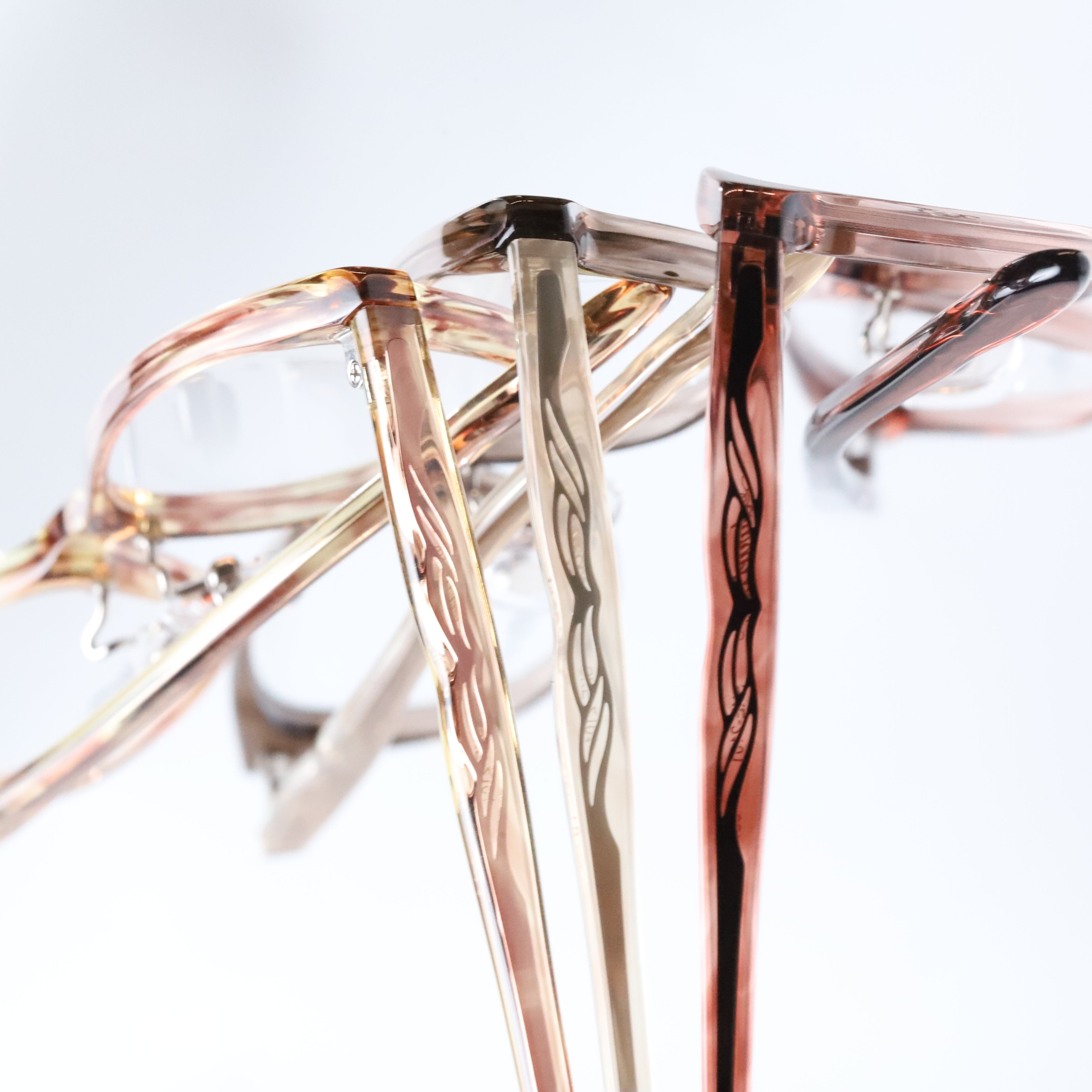 メガネのつるに施した彫刻「羽」