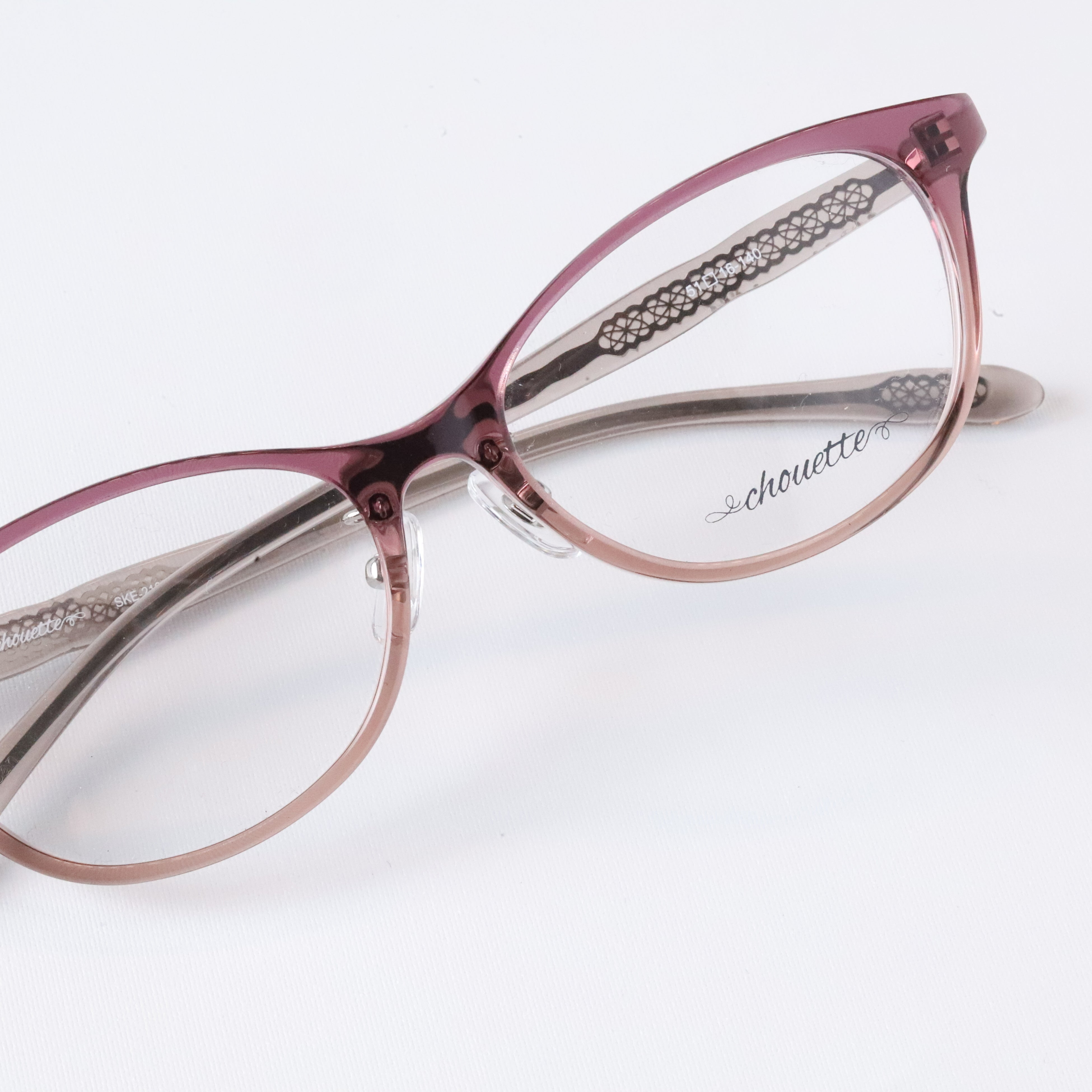 肌に透明感を与えるクリアカラー