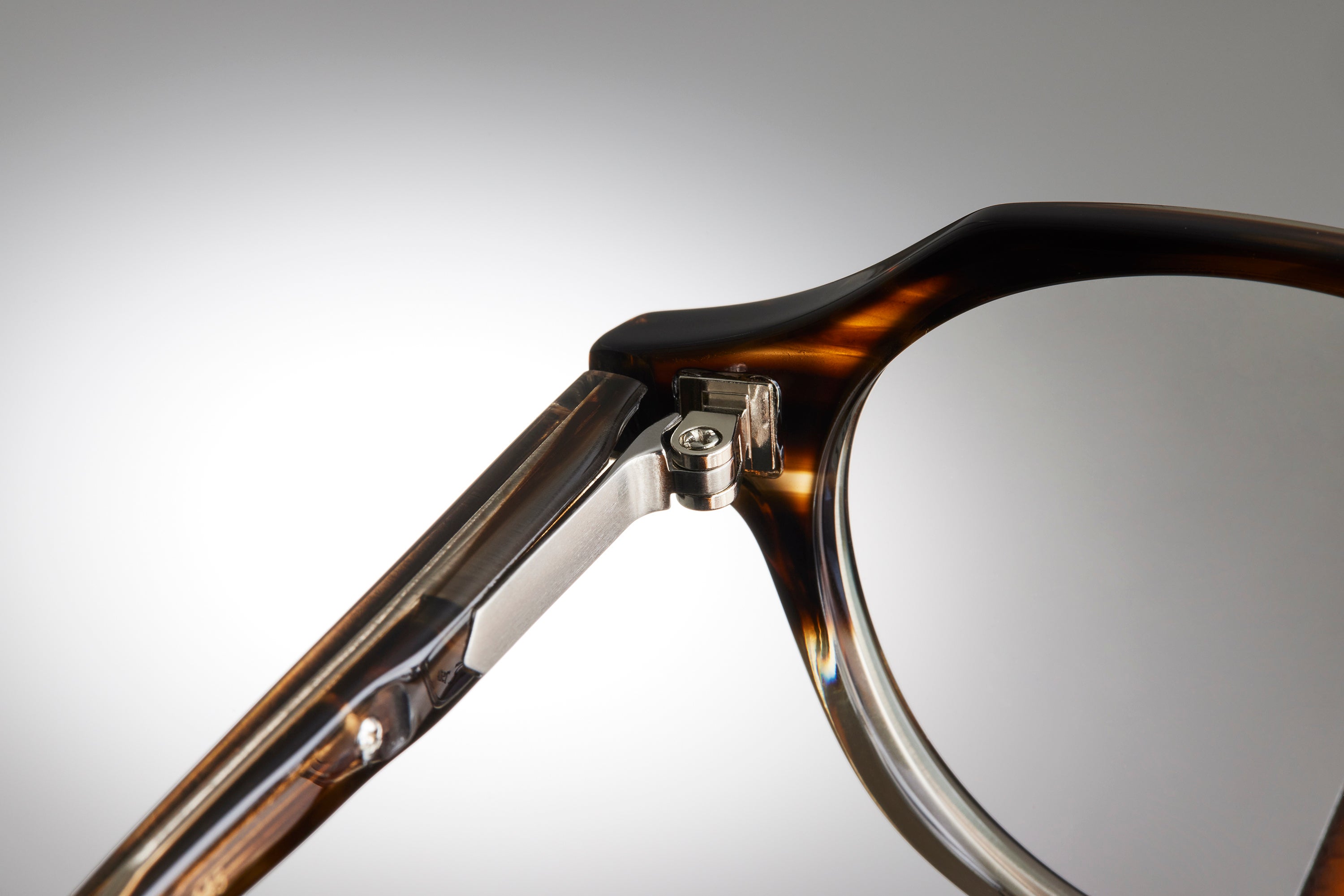 バネ丁番で包まれるようなかけ心地