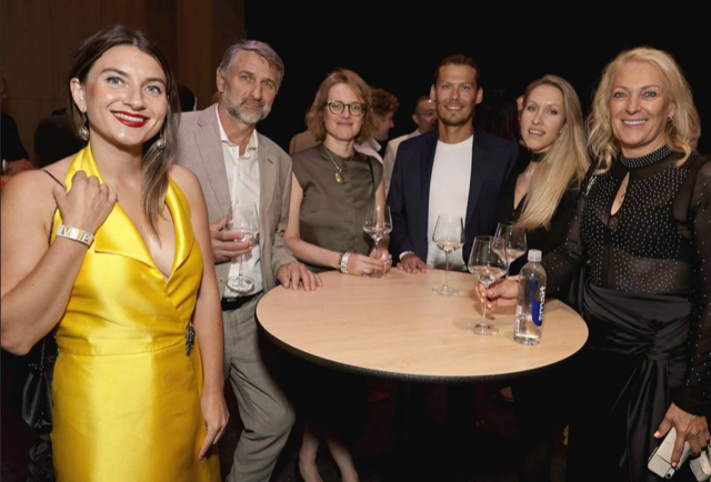 『百光 別誂』を片手に、リトアニアの歌手 シモナ・スミルノバ氏(一番左)と、リトアニアからのゲスト