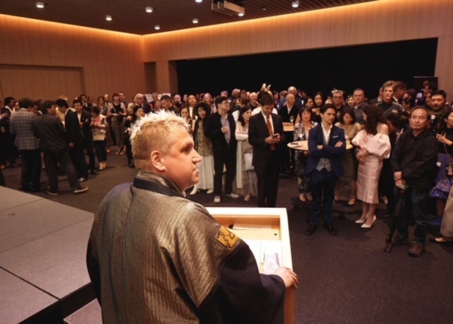 カナダ出身の落語家 桂三輝(かつら さんしゃいん)氏と会場の様子