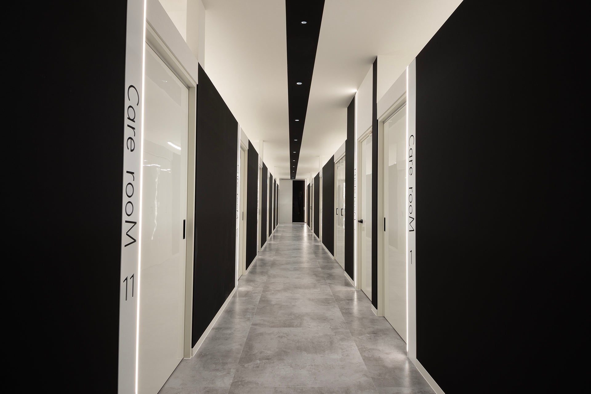 モノトーンに飾られた内装空間