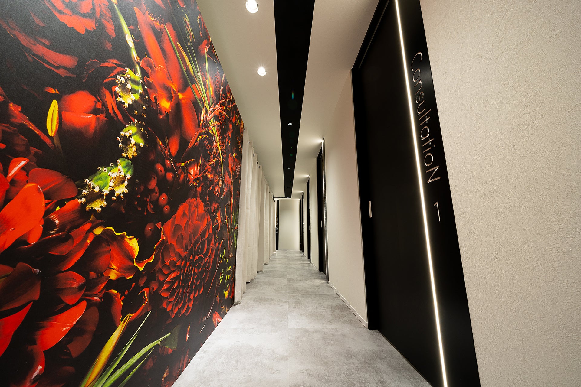 病院色を排除したスタイリッシュな院内