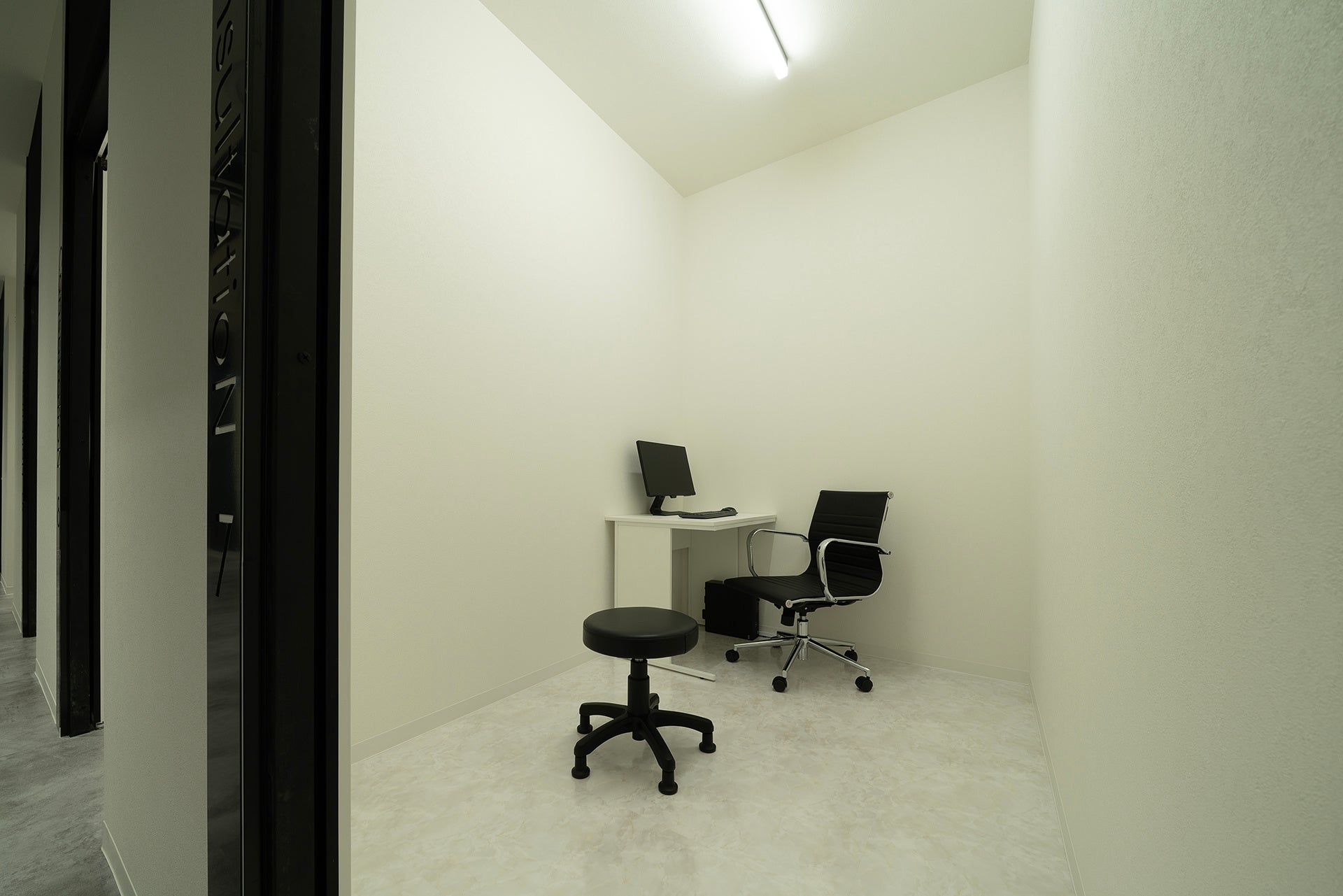モノトーンで統一された診察室