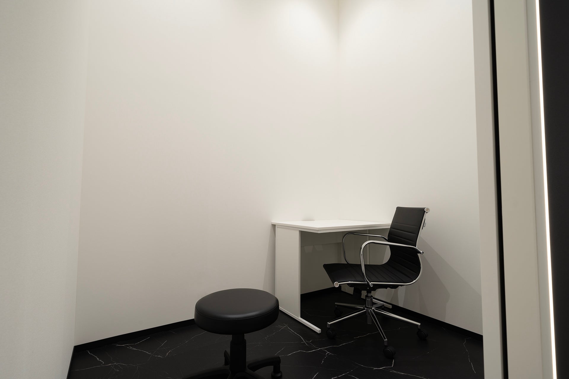 シックで落ち着いた雰囲気の診察室