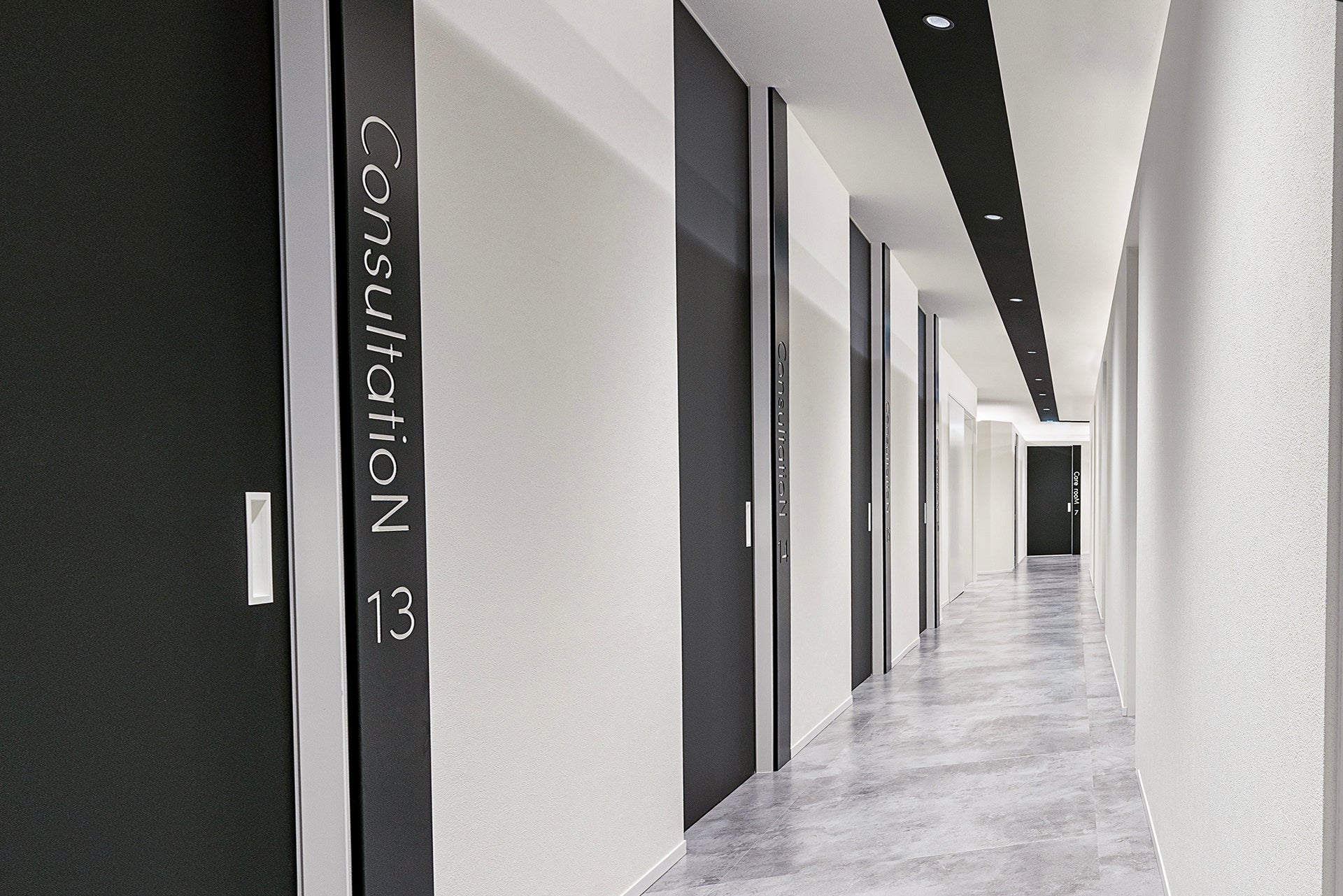 病院色を排除したスタイリッシュな院内