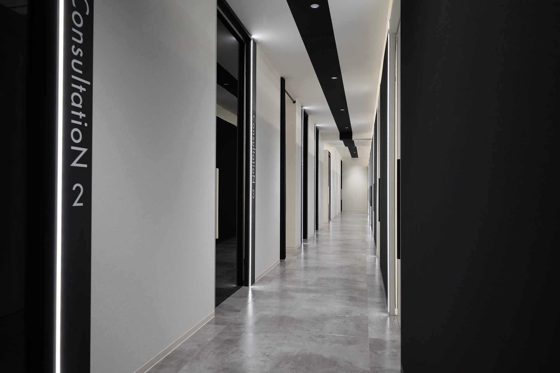 病院色を排除したスタイリッシュな院内