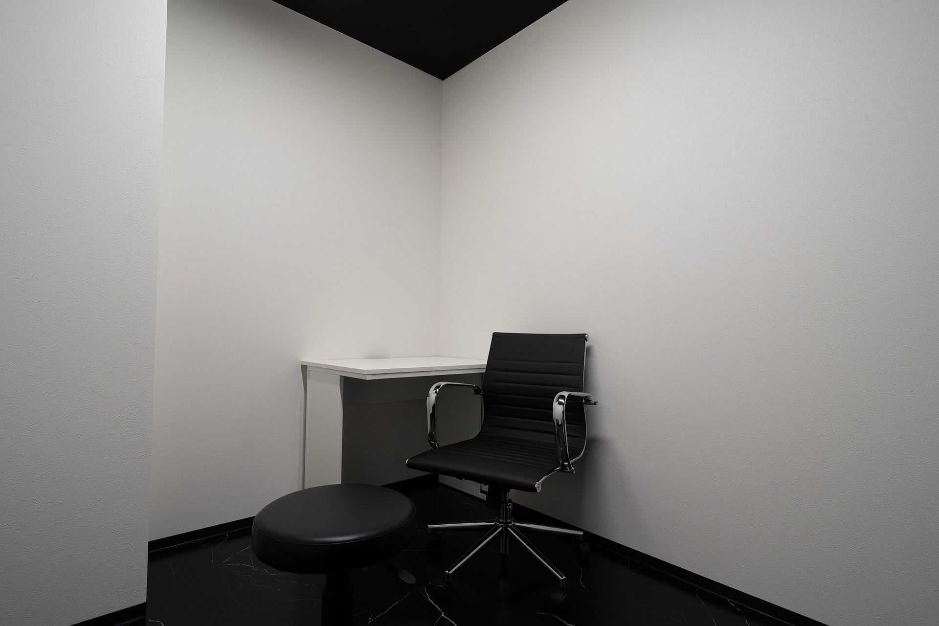 モノトーンで統一された診察室