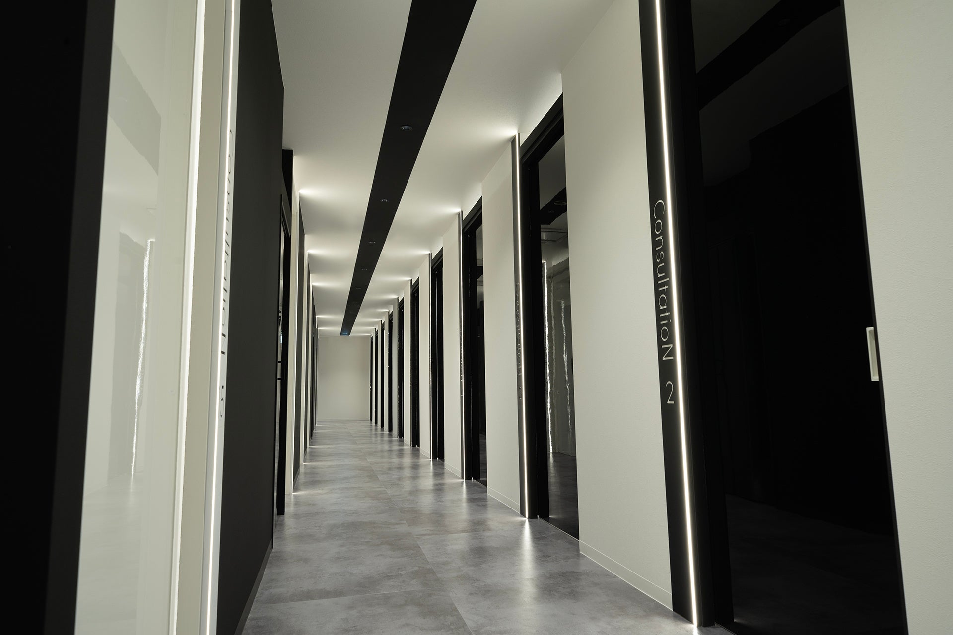 病院色を排除したスタイリッシュな院内