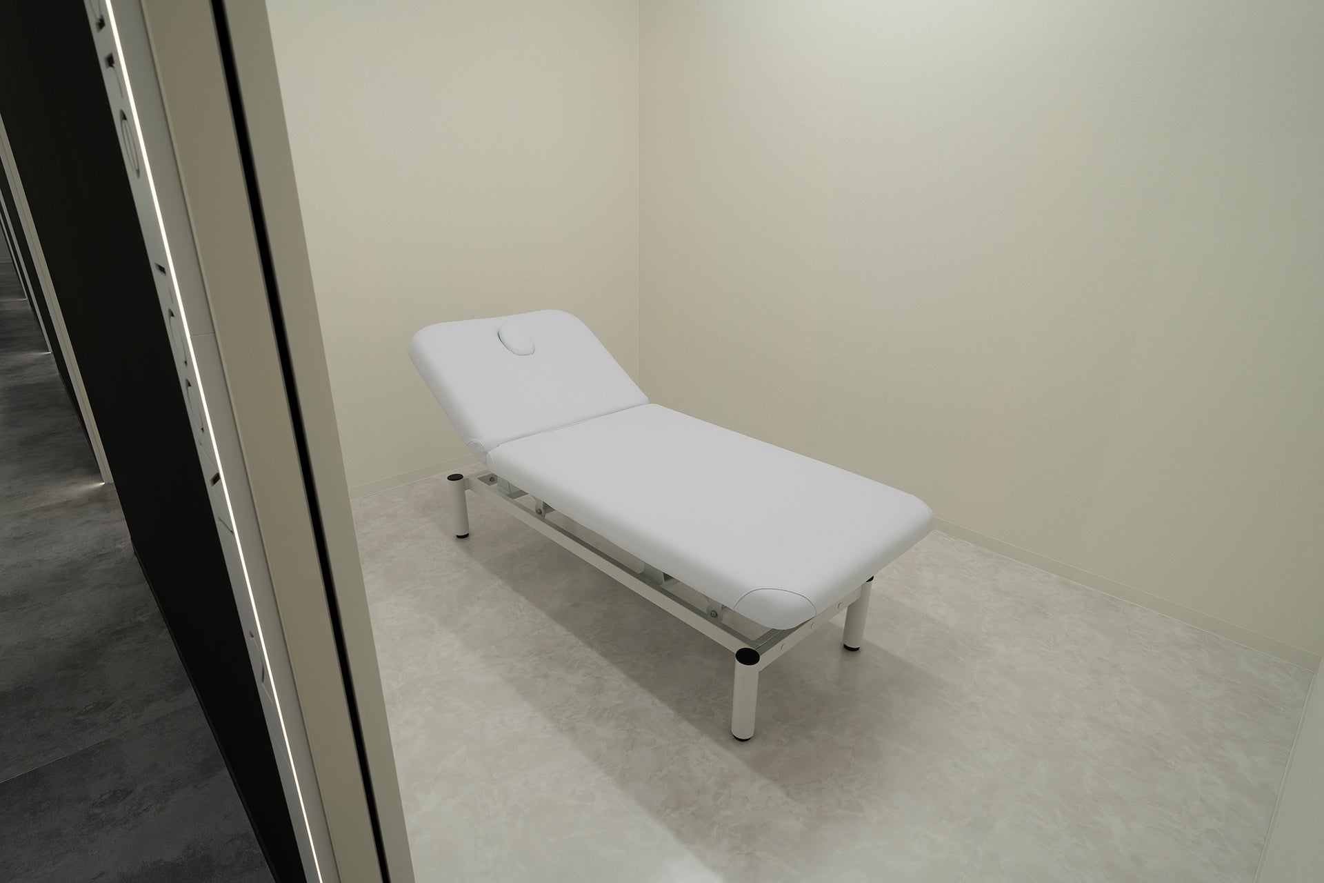 機能美を追及した白主体の処置室