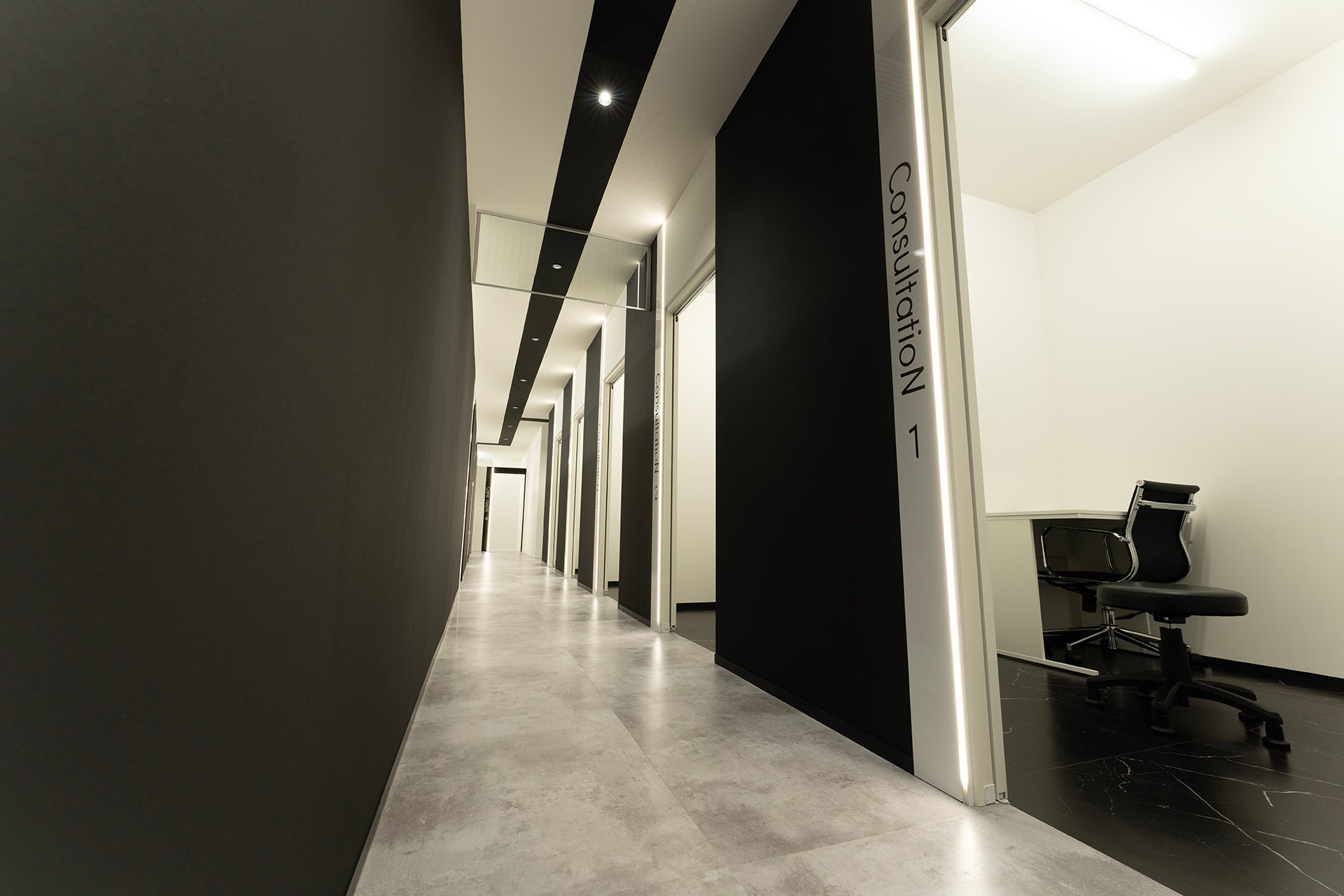 モノトーンに飾られた内装空間