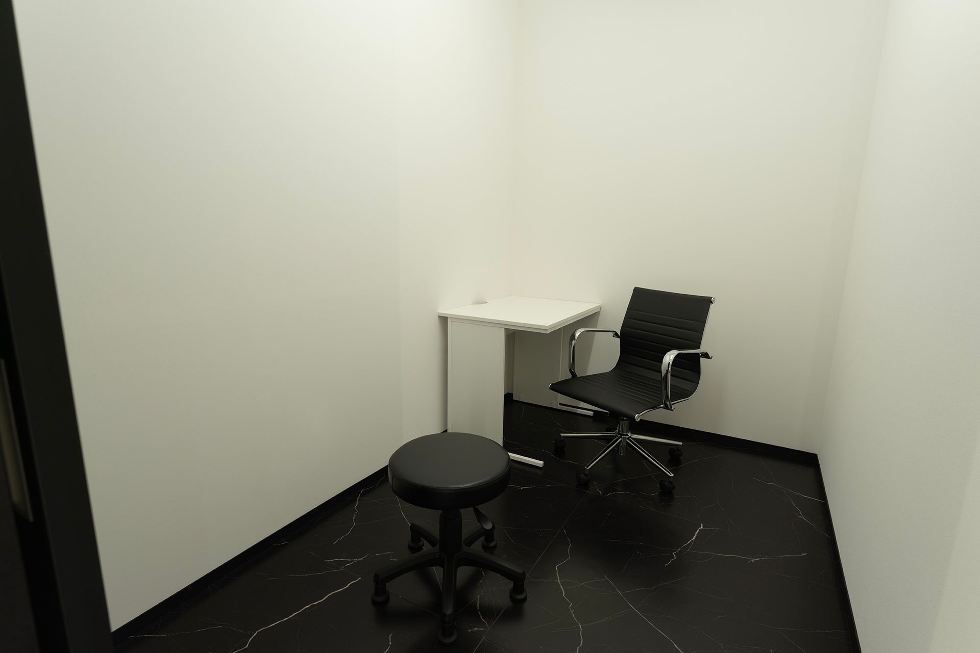 シックで落ち着いた雰囲気の診察室