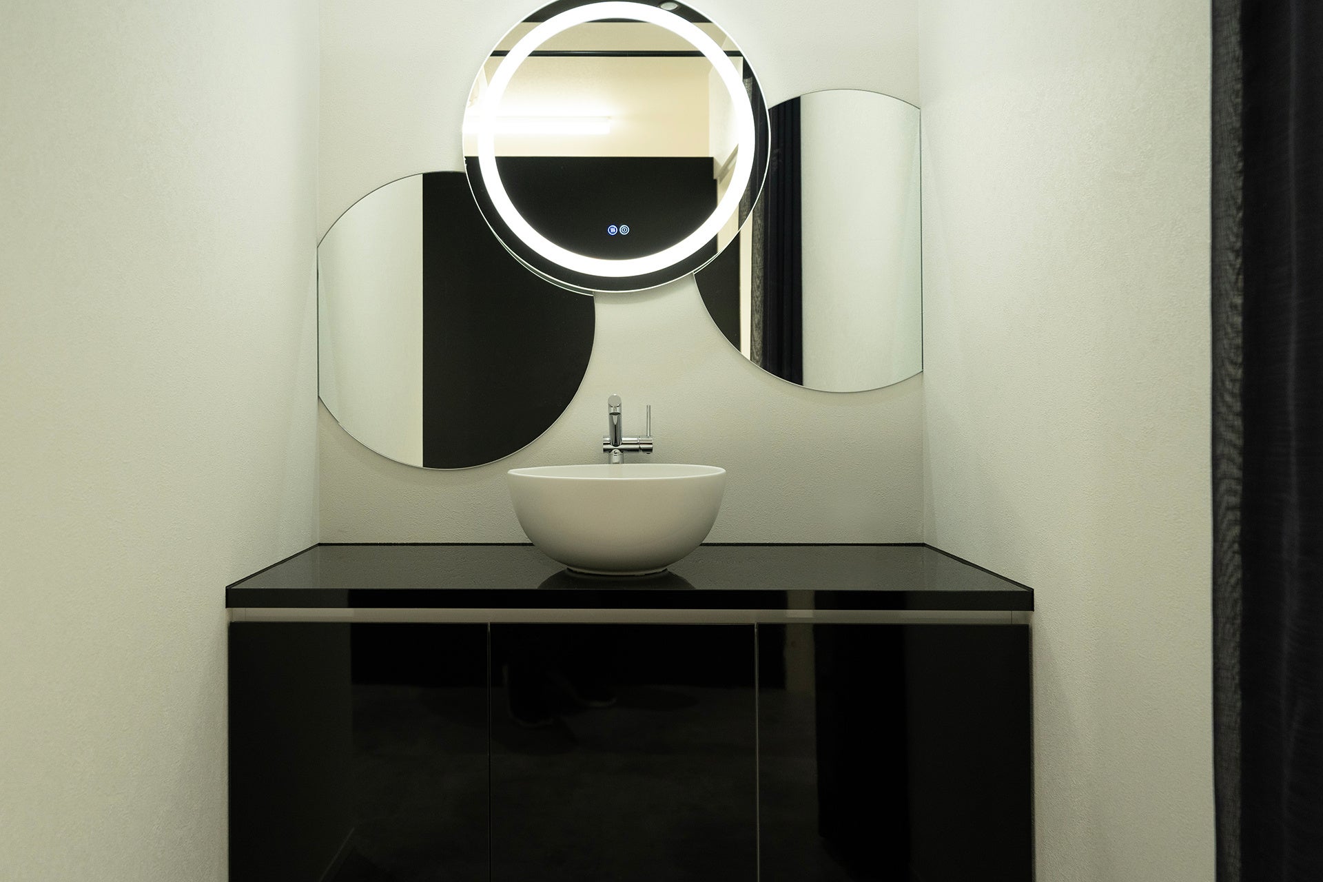 「モノトーンとサークル」を取り入れたパウダールーム