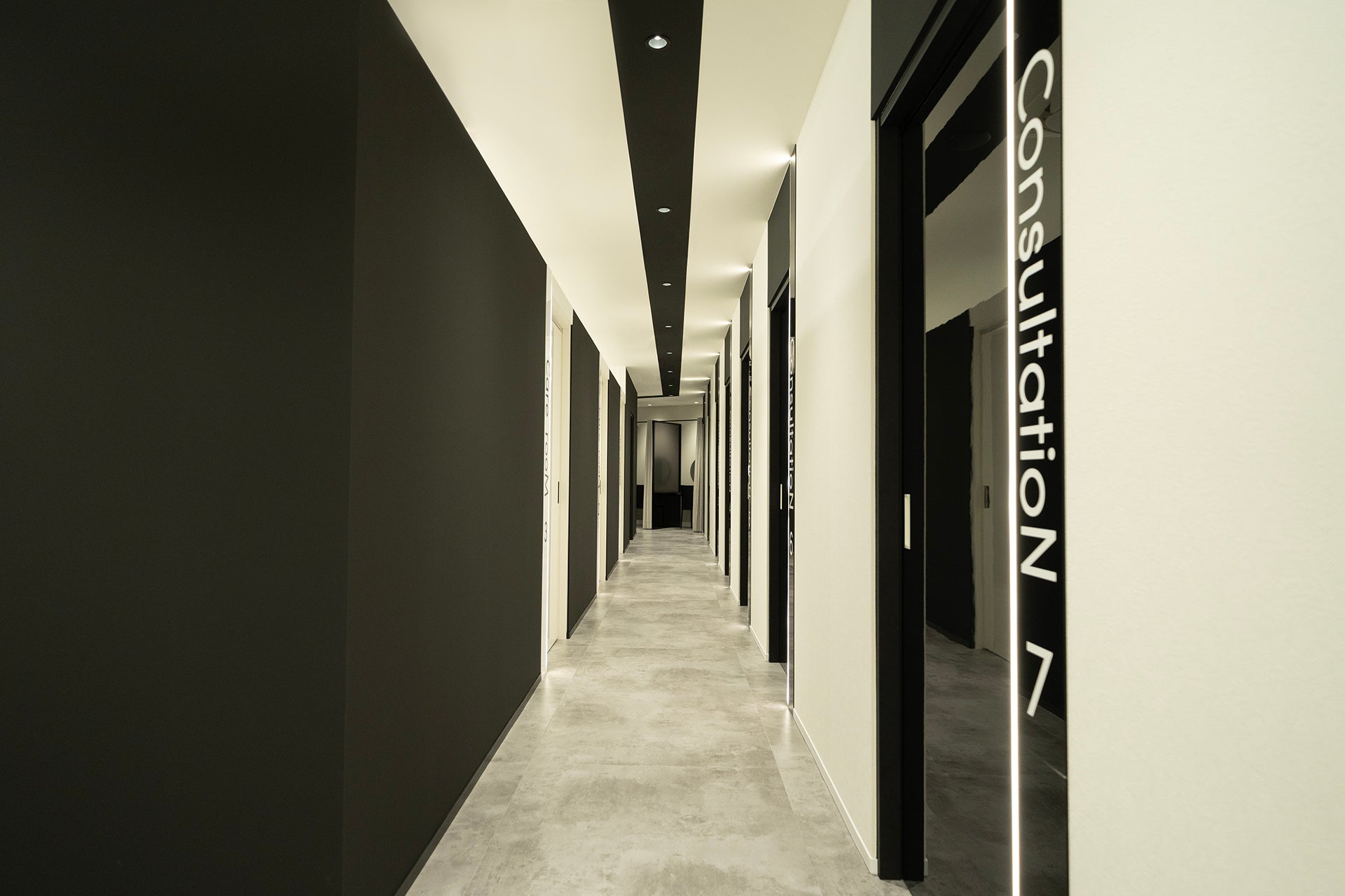 モノトーンに飾られた内装空間