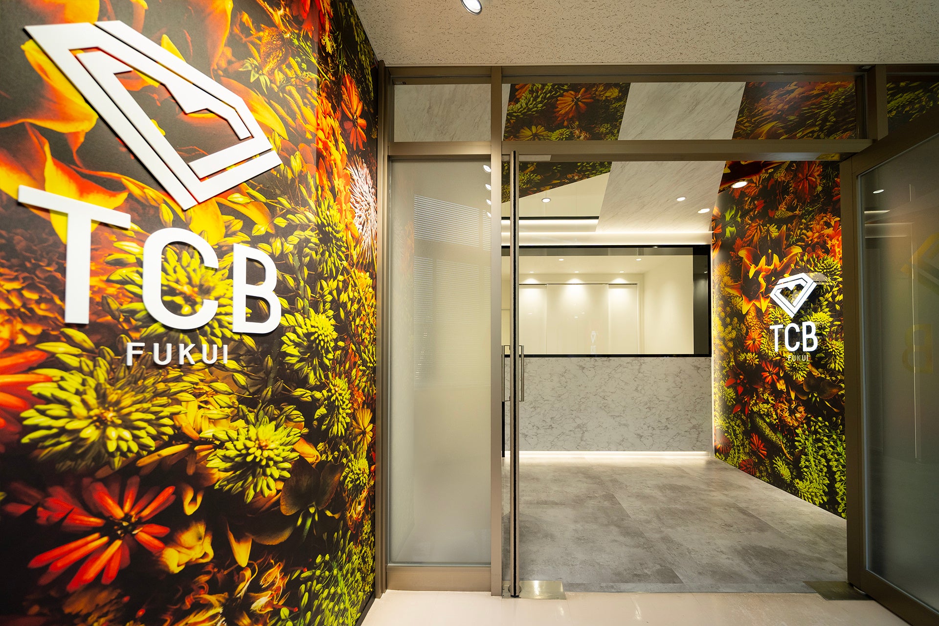 鮮やかなクリニックフラワーが患者様をお迎え