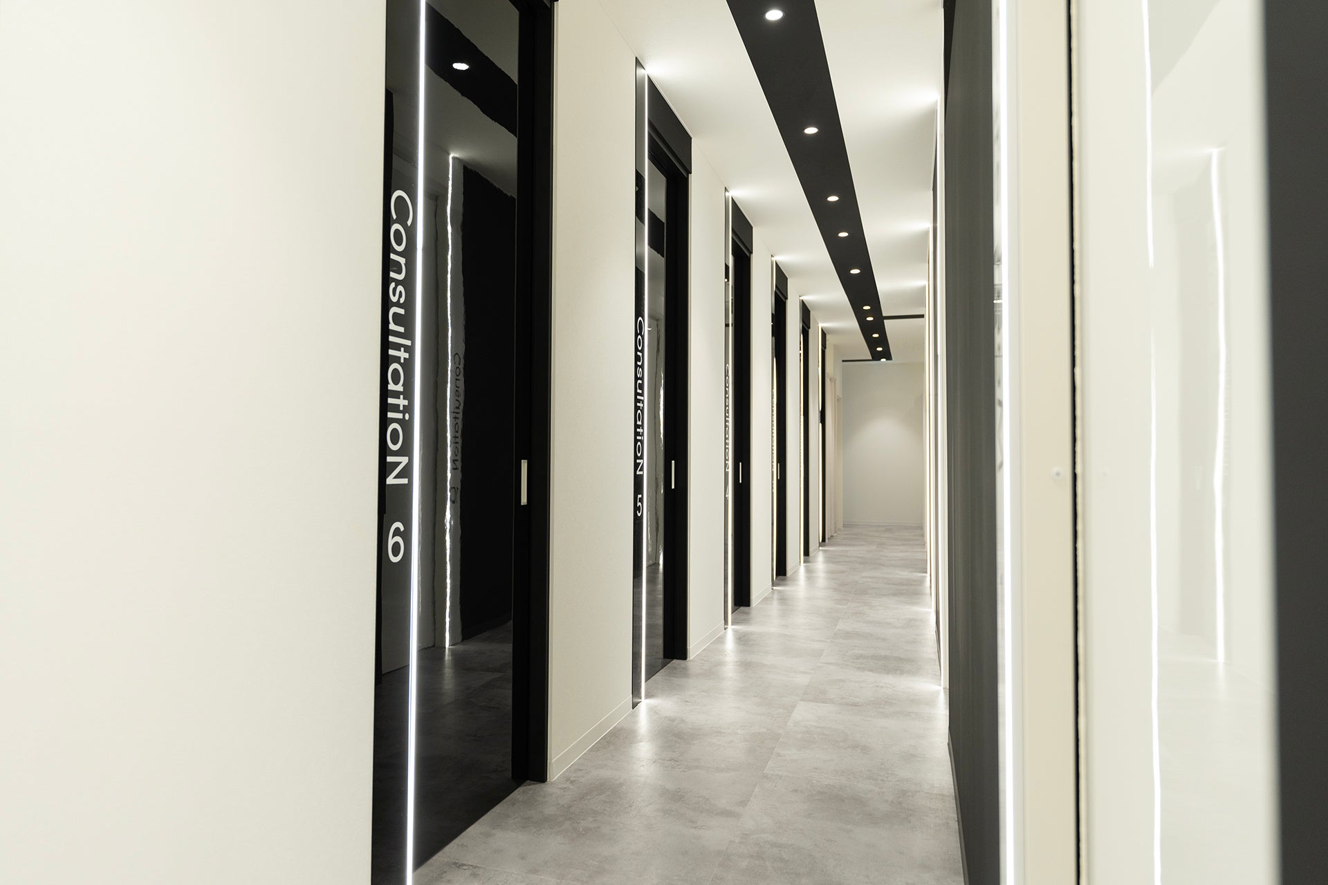 病院色を排除したスタイリッシュな院内