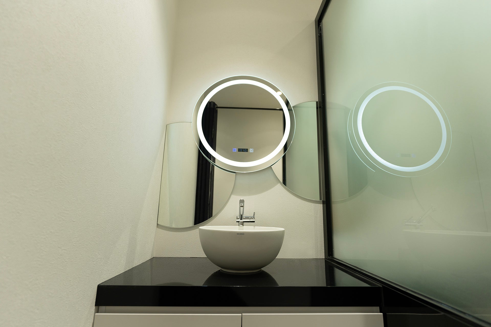 お洒落なパウダールームも完備