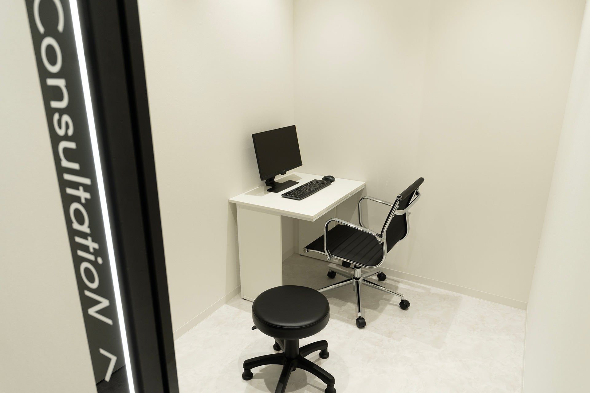 シックで落ち着いた雰囲気の診察室