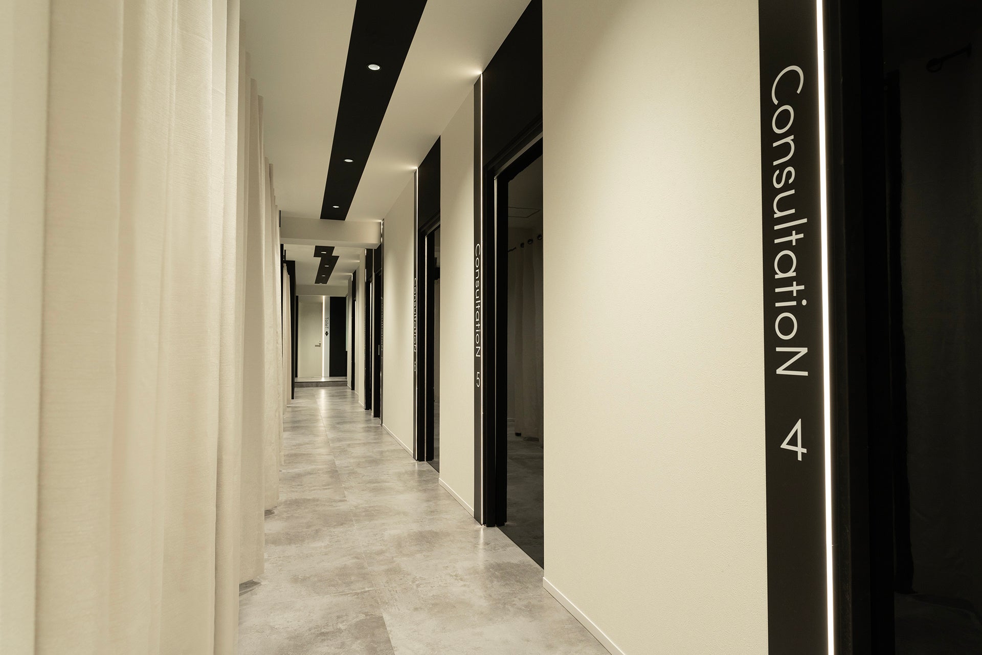 病院色を排除したスタイリッシュな院内