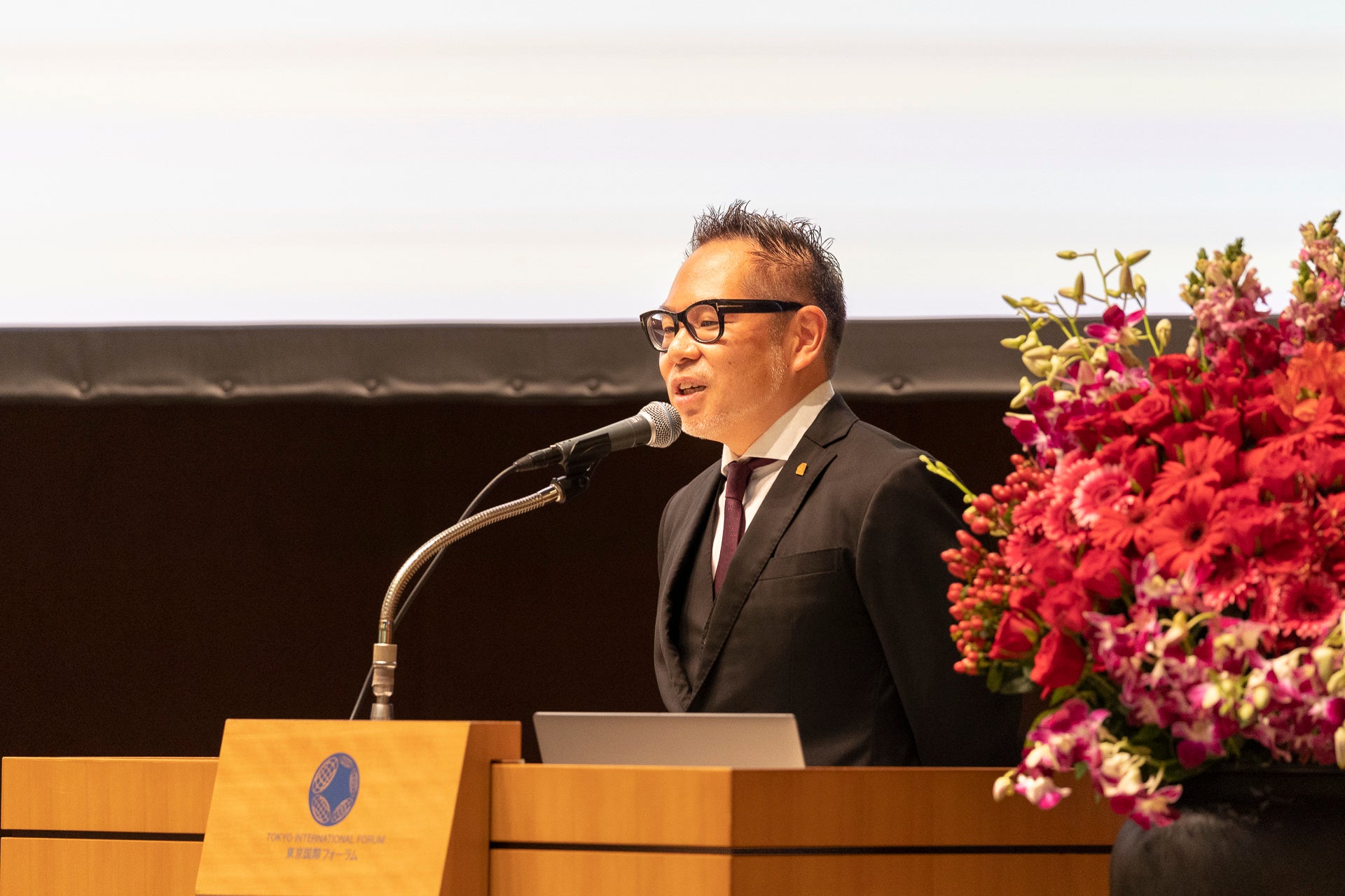 歓迎のメッセージを送る寺西医師