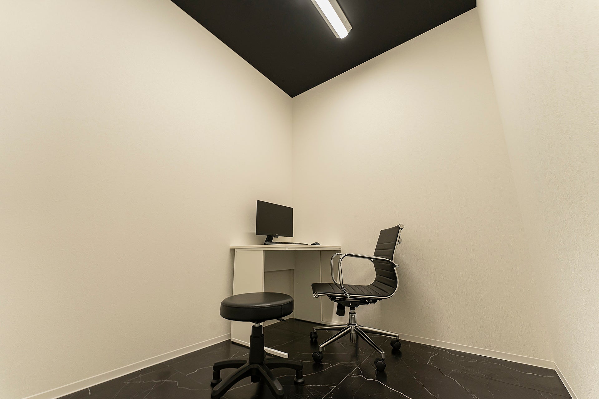 モノトーンに飾られた診察室