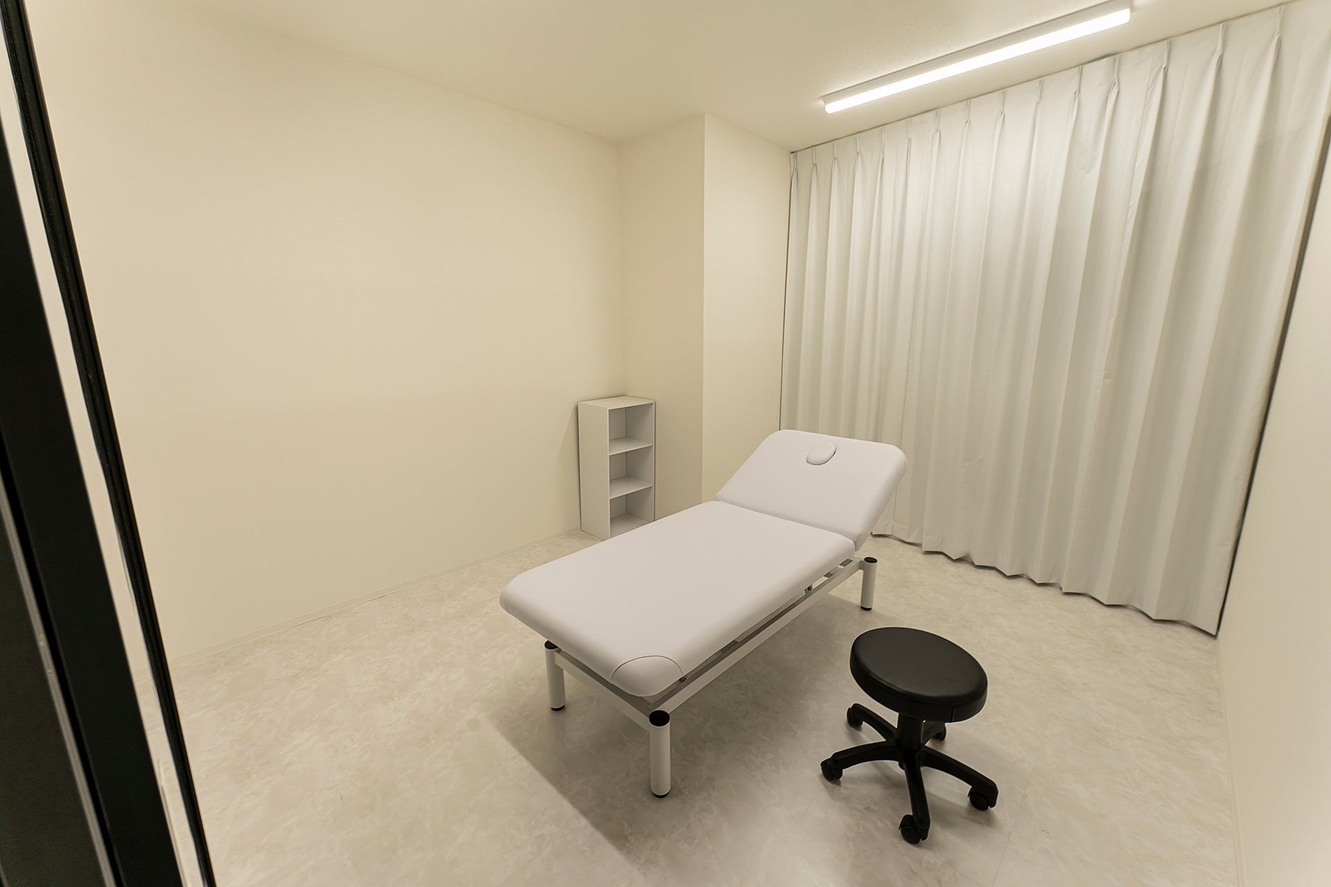 機能美を追及した白主体の処置室