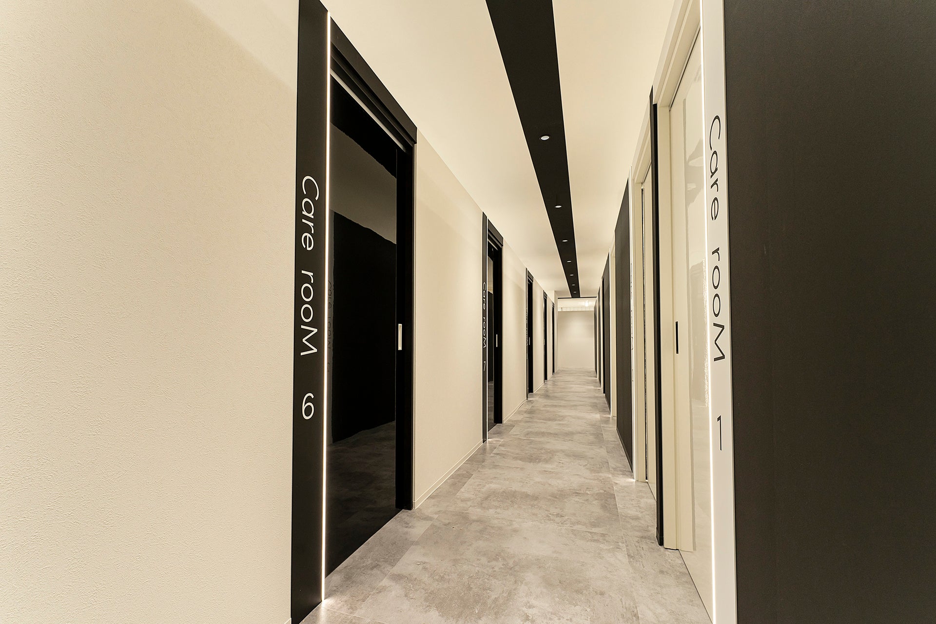 病院色を排除したスタイリッシュな院内