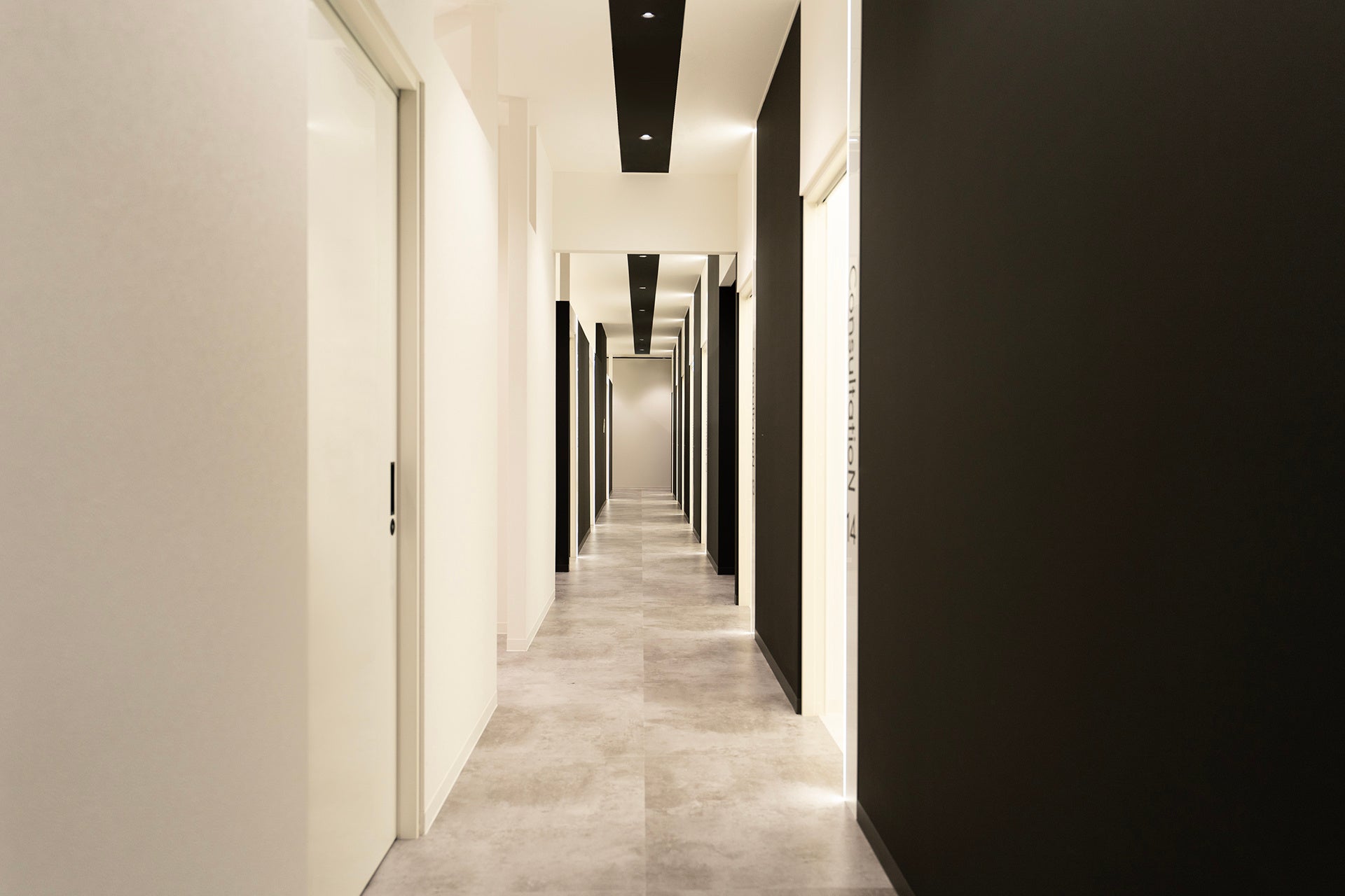 病院色を排除したスタイリッシュな院内