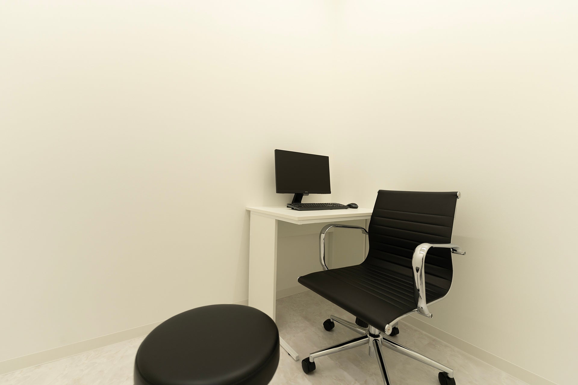 モノトーンで統一された診察室